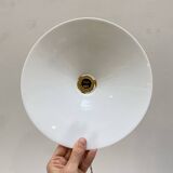 Paire de suspensions en opaline blanche
