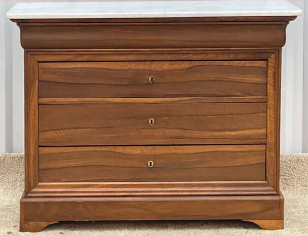 Walnut chest of drawers