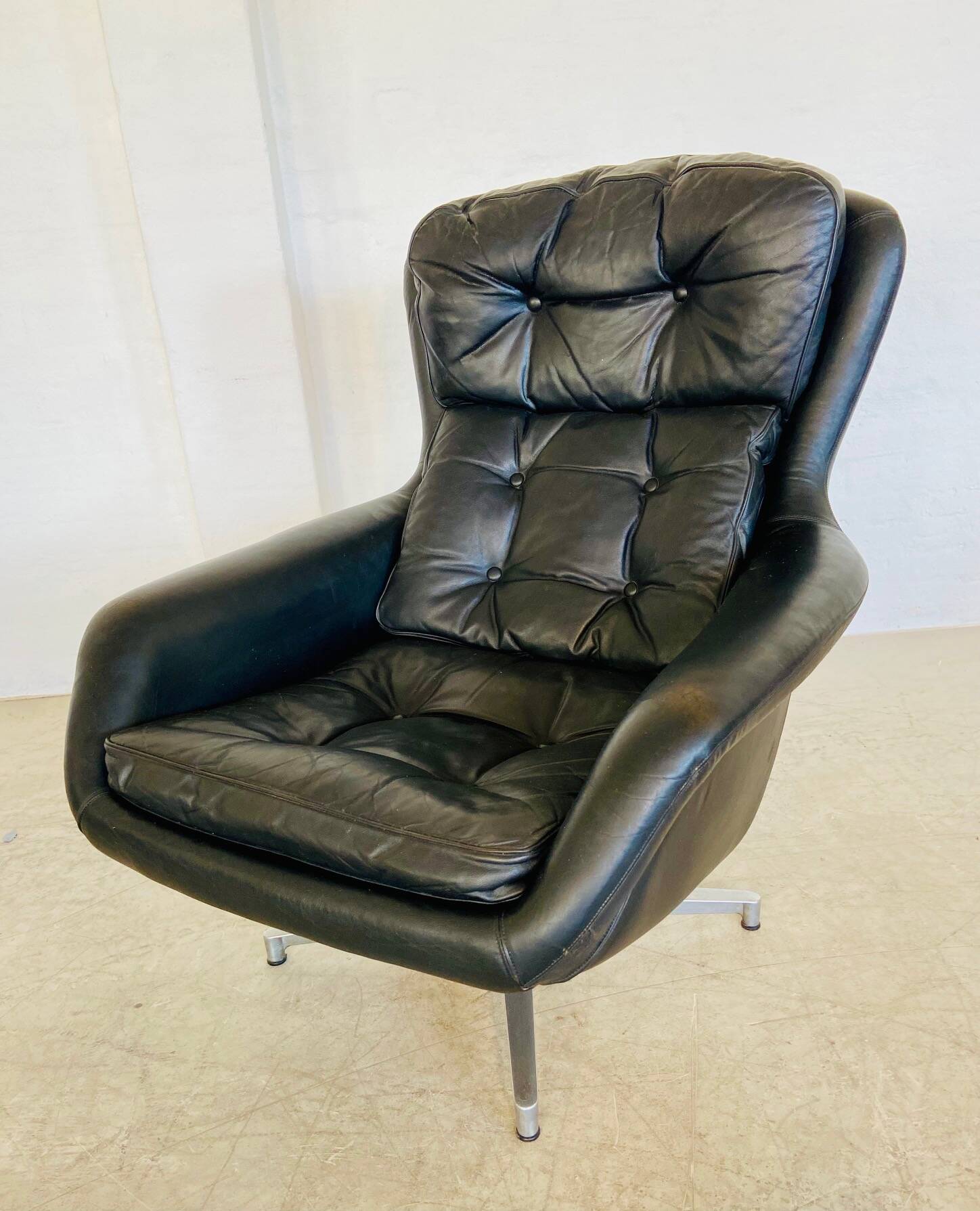 Vintage Danish swivel chair in black leather by Bramin