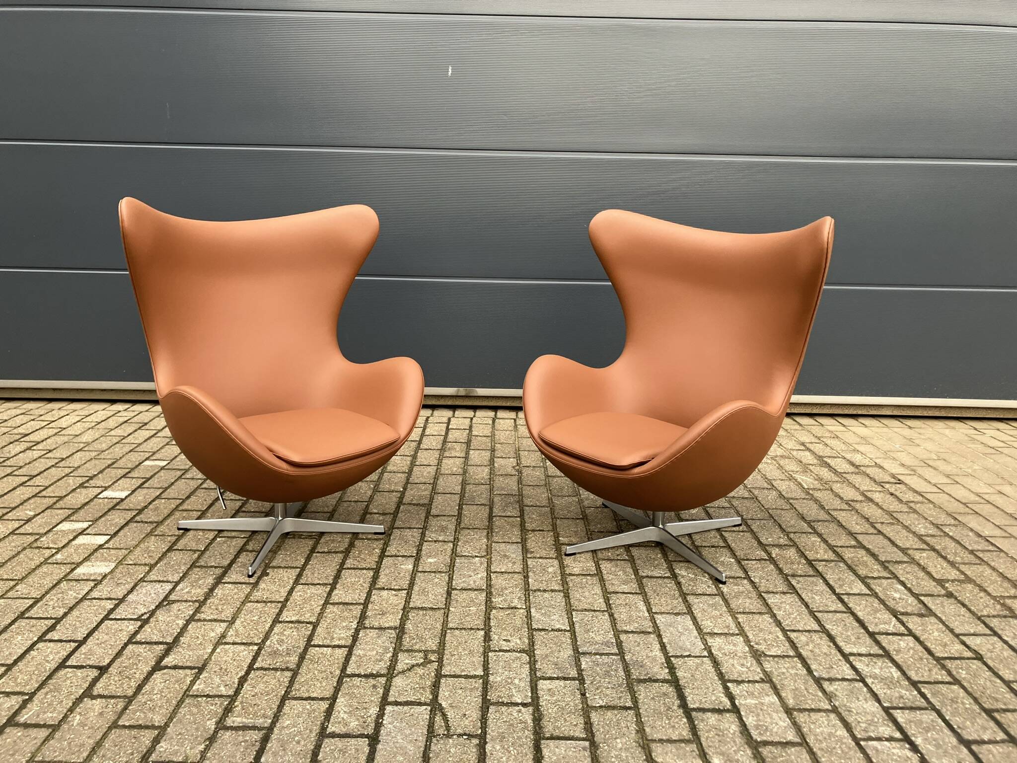 2x Fritz Hansen Egg chair by Arne Jacobsen in Cognac leather, new condition!