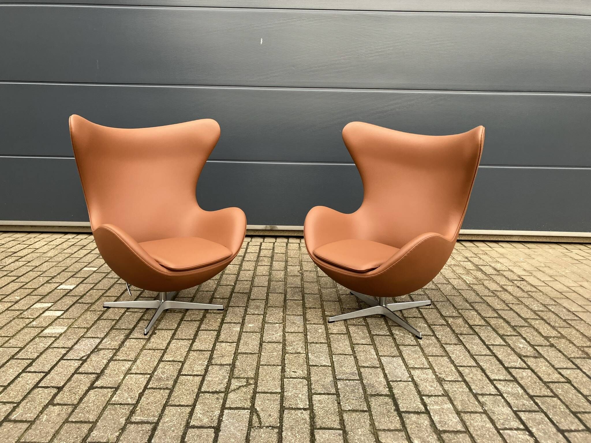 2x Fritz Hansen Egg chair by Arne Jacobsen in Cognac leather, new condition!