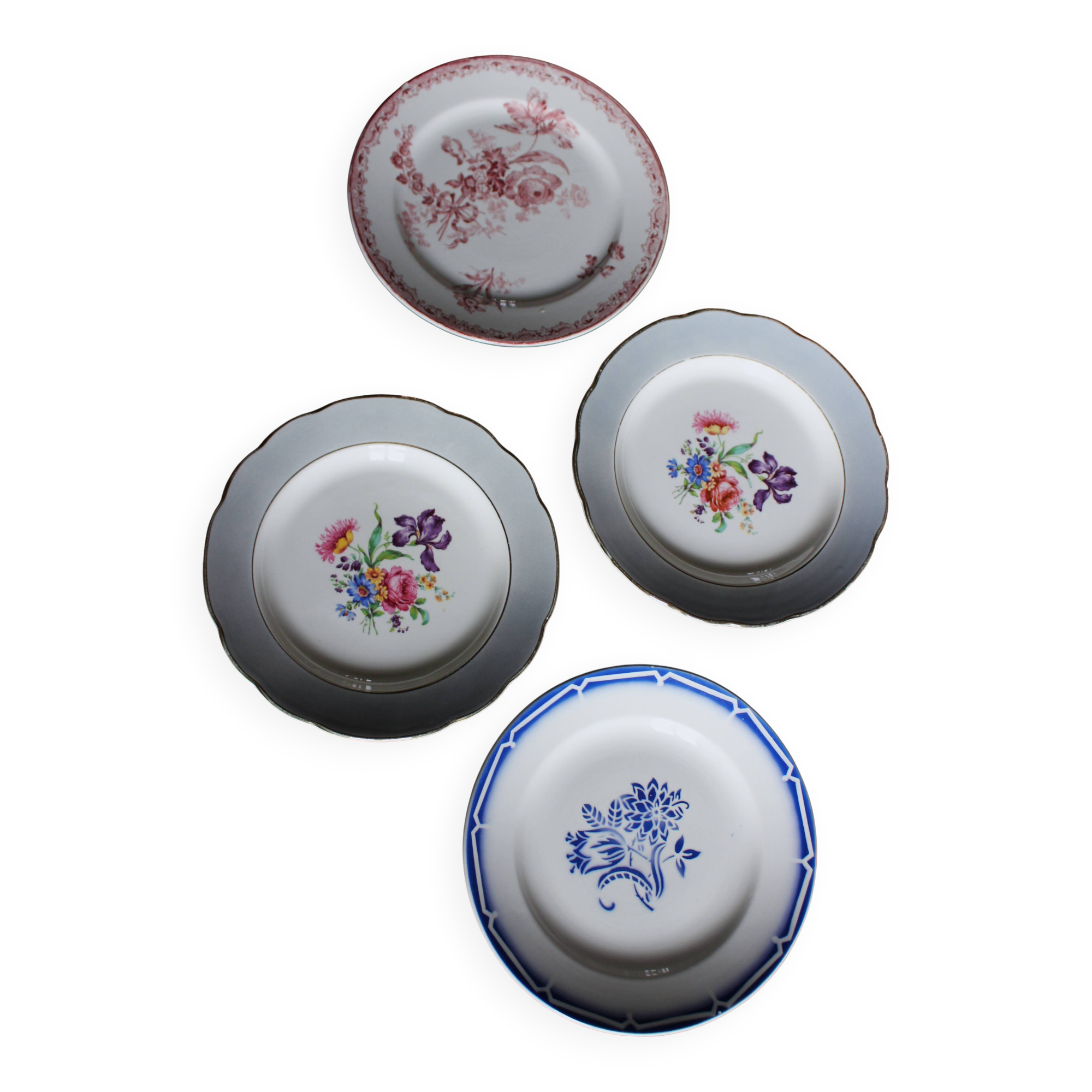 A set of 4 flat plates in pink and blue with Fontanges flowers from Sarreguemines.