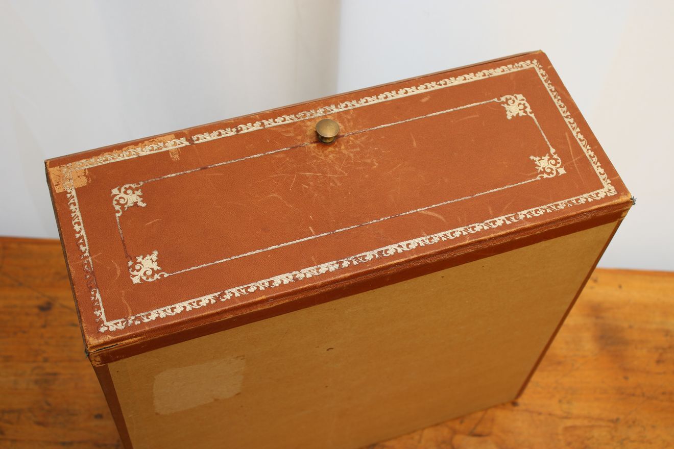 Former notary cardboard