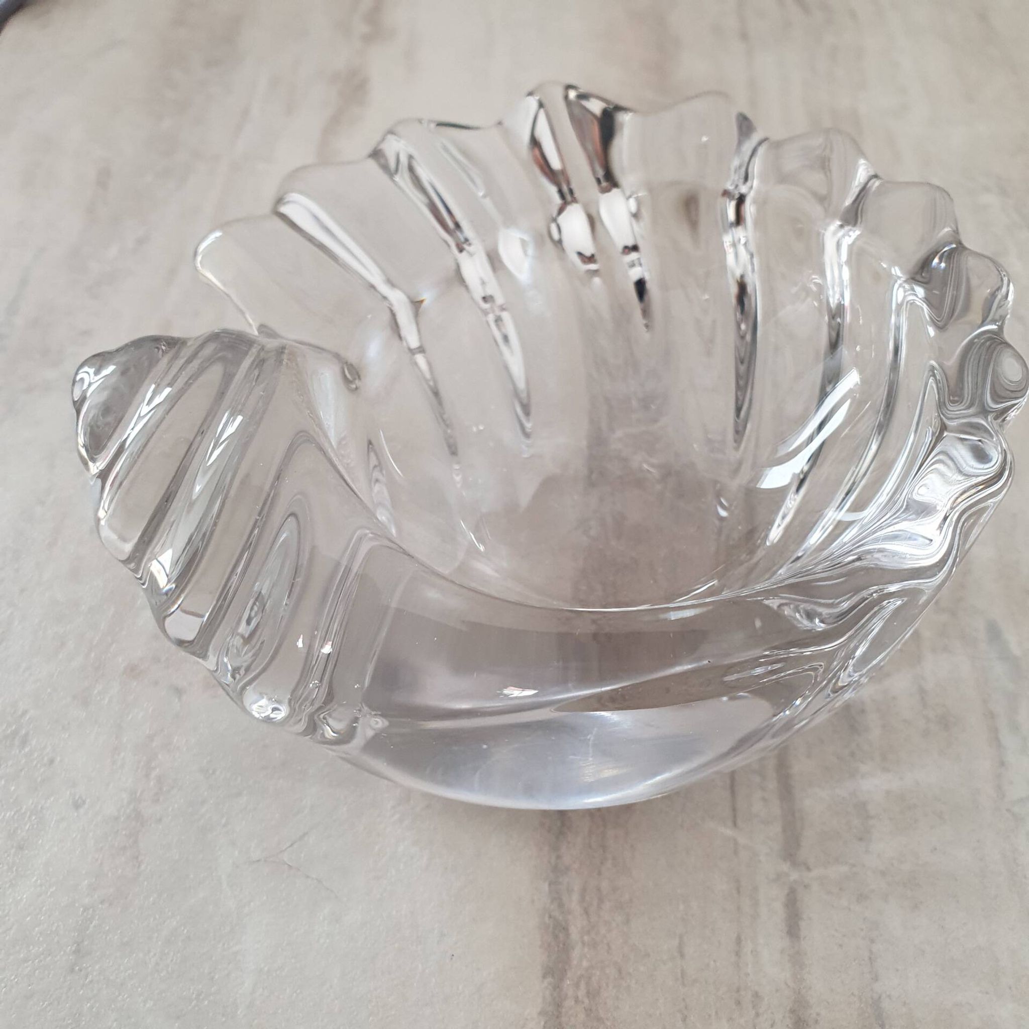 Shell-shaped glass pocket tray