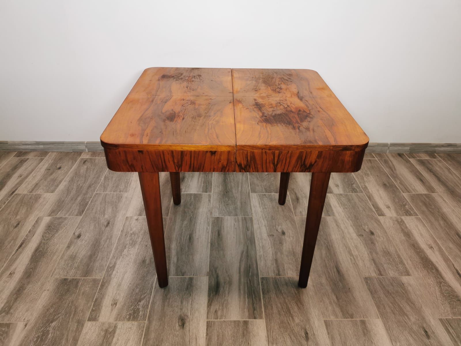Table à manger par Jindrich Halabala