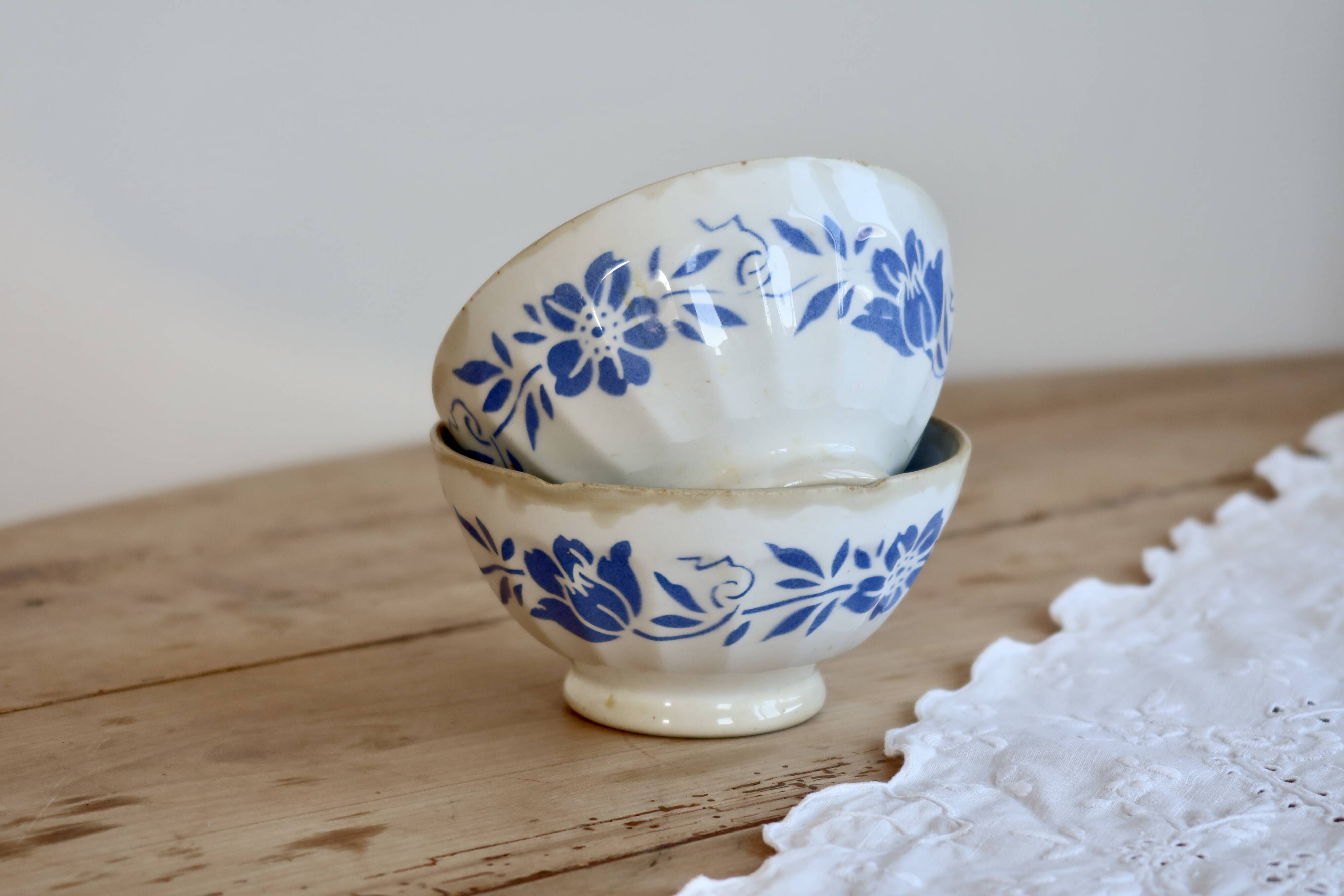 Paire de bols vintage en faïence décor bleu fleuri