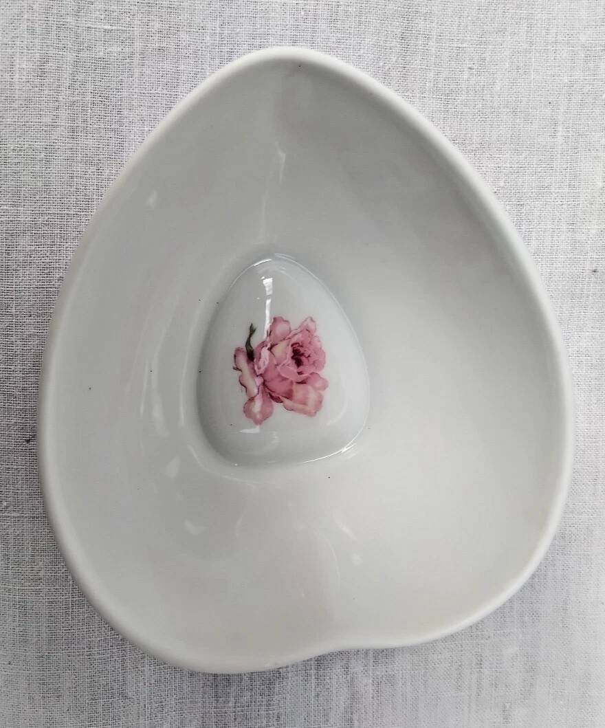 Sugar bowl with its lid in Limoges porcelain by Bernardaud.