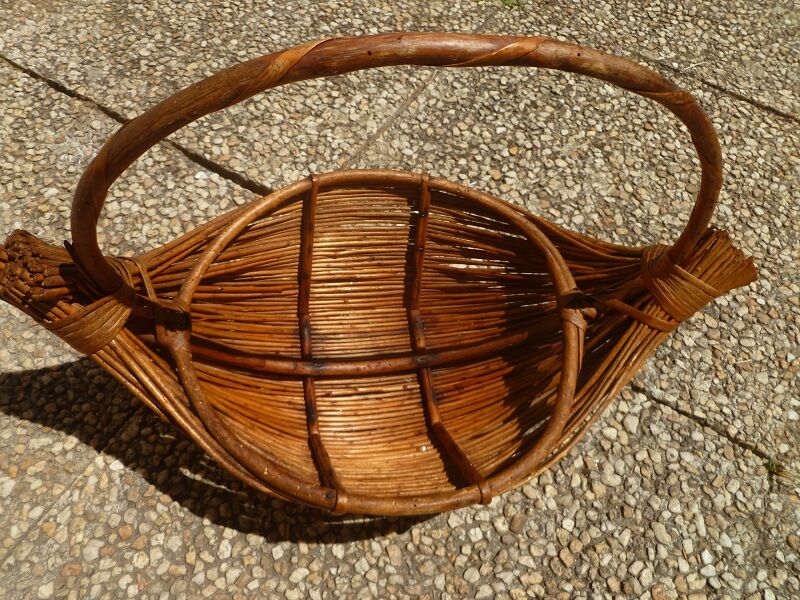 Basket rattan old vintage