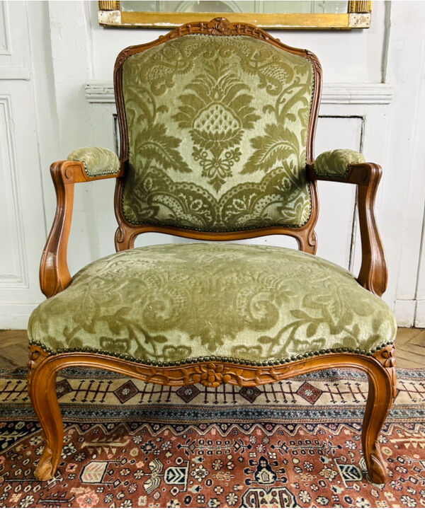 Paire de fauteuils à la reine cabriolet en velours vert style Louis XV - 19eme siècle France