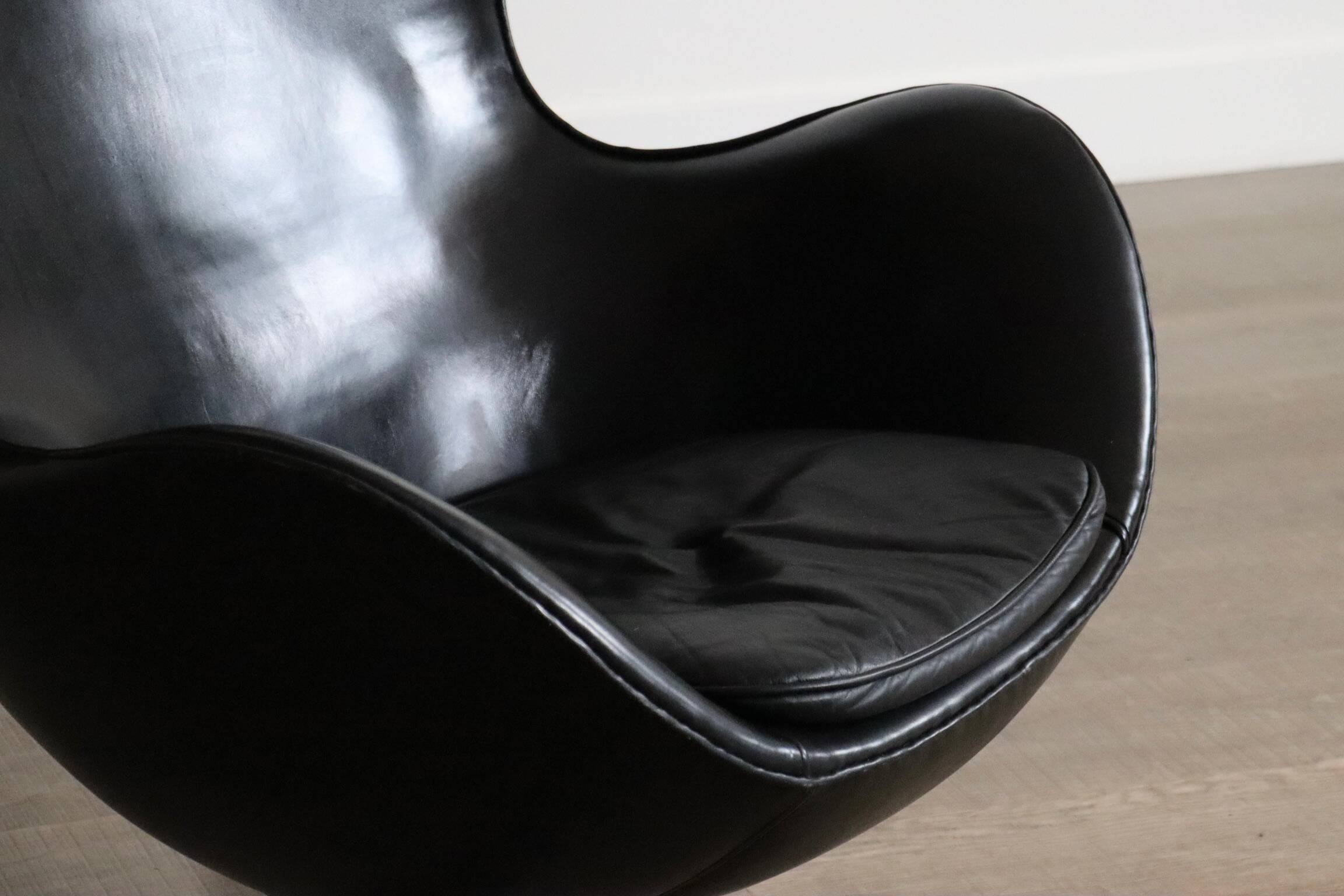 "Egg" armchair with ottoman, designed by Arne Jacobsen for Fritz Hansen, Denmark, 1963