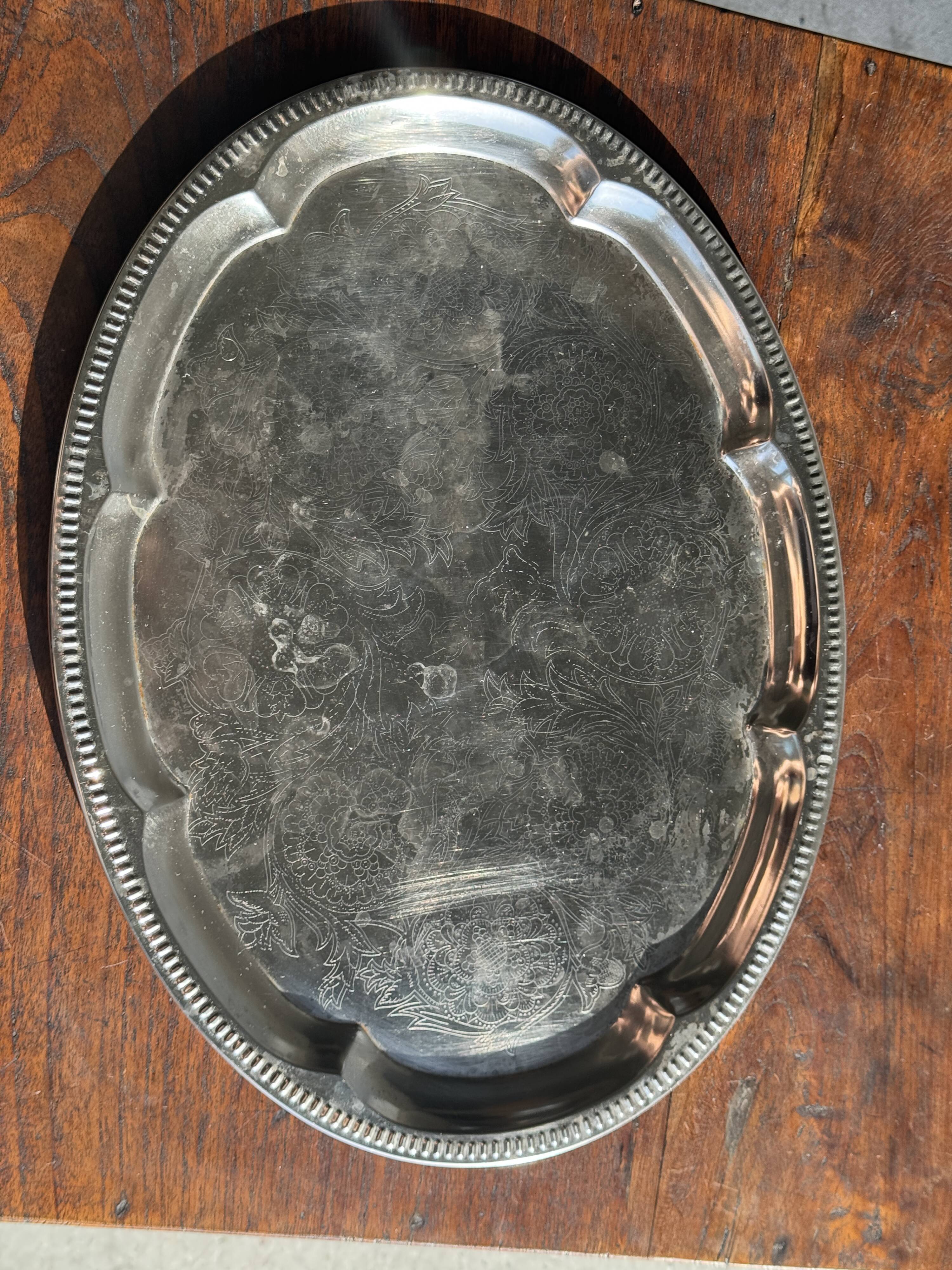 Large oval engraved platter in silver-plated metal 34x45.