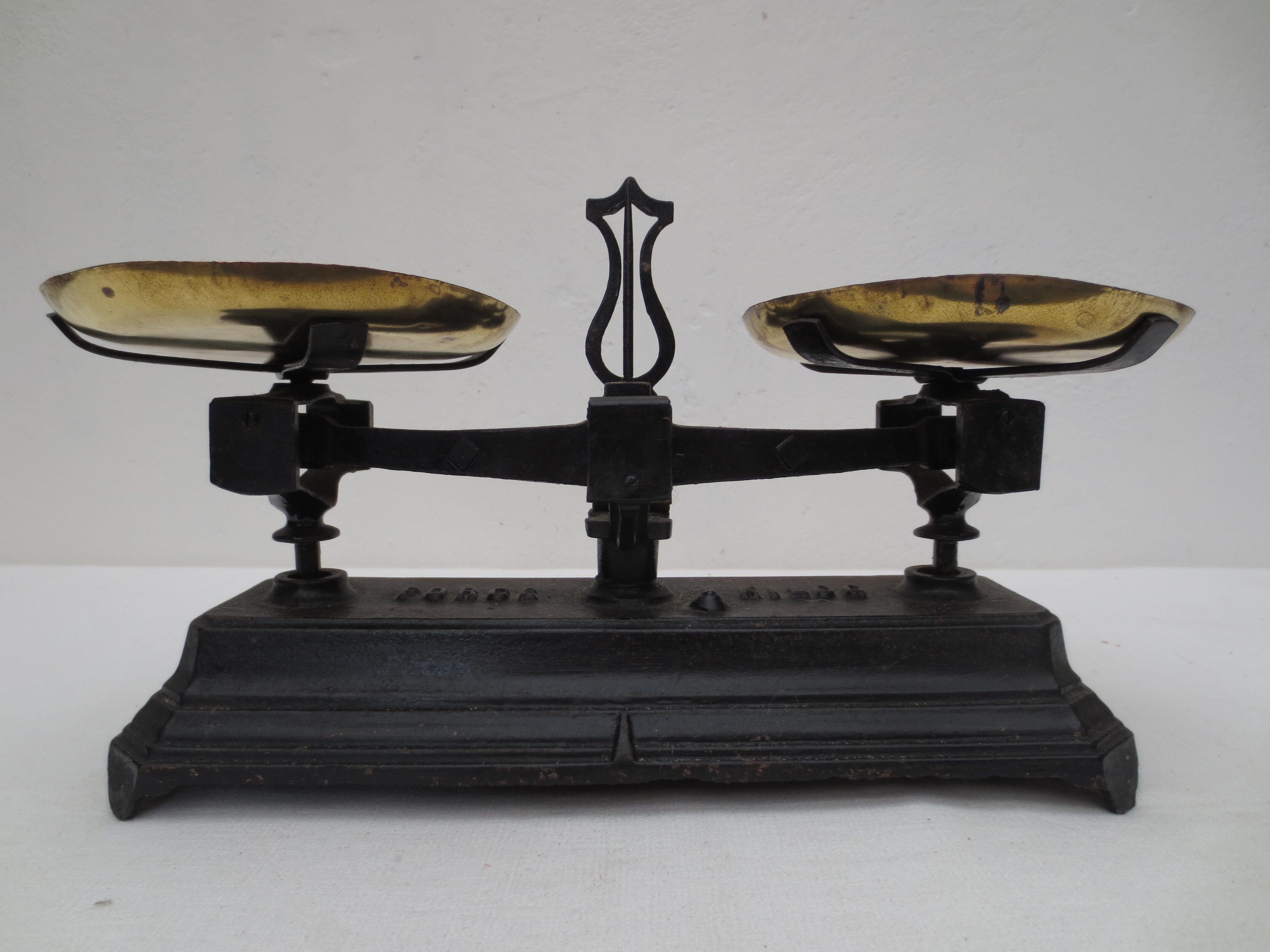 Scale old type roberval force 1 kg