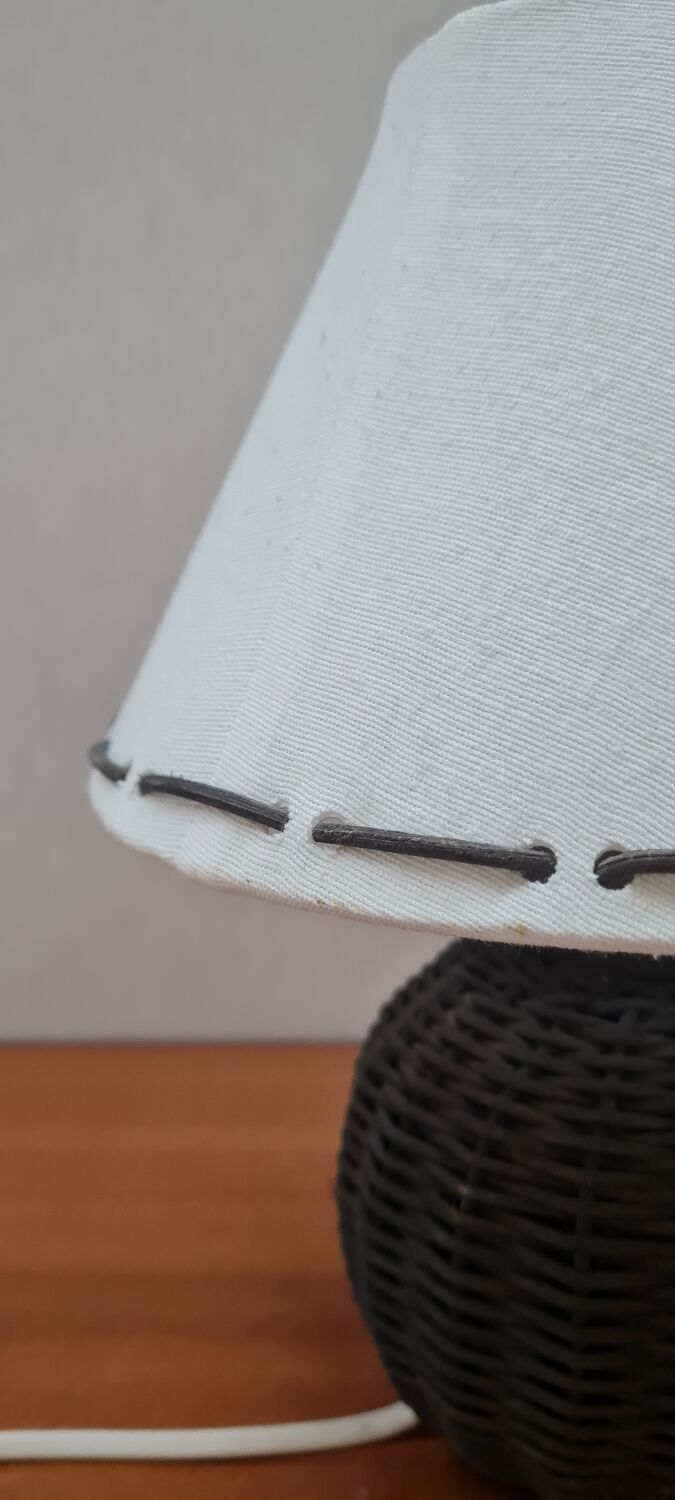 Wicker table lamp