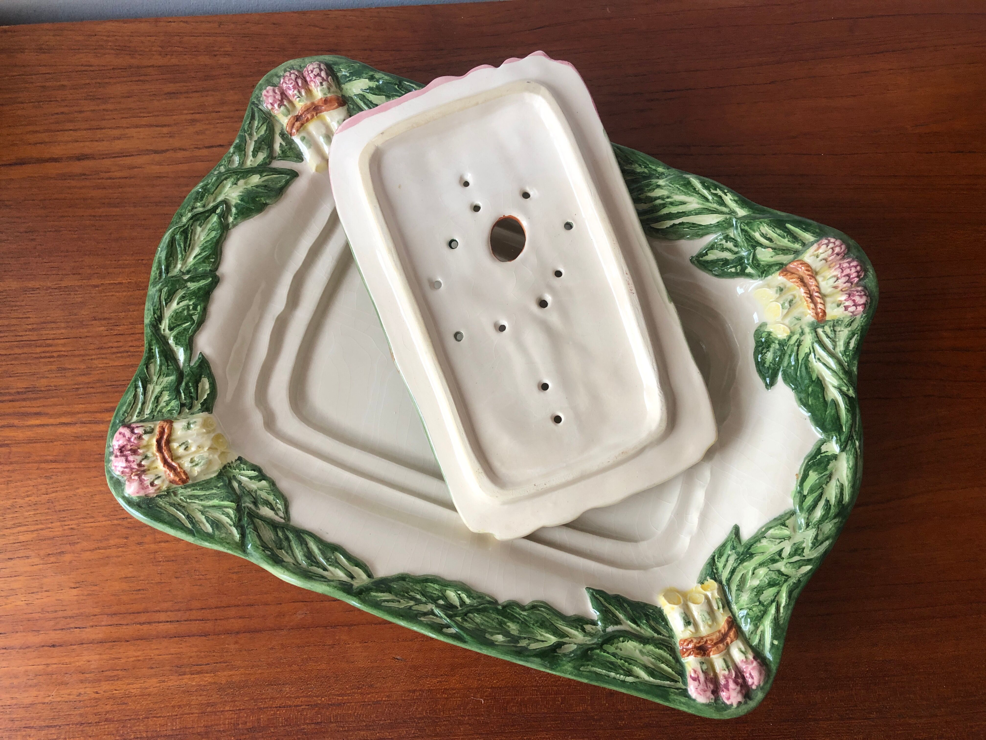 Asparagus dish with integrated drainer