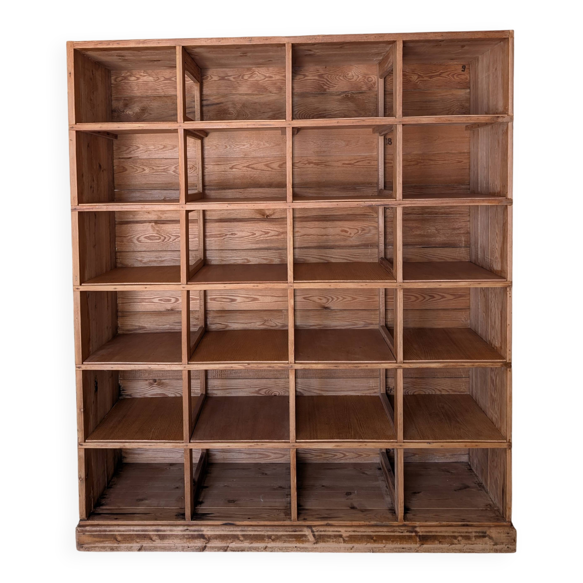Ancien meuble à casiers en pin – 24 compartiments