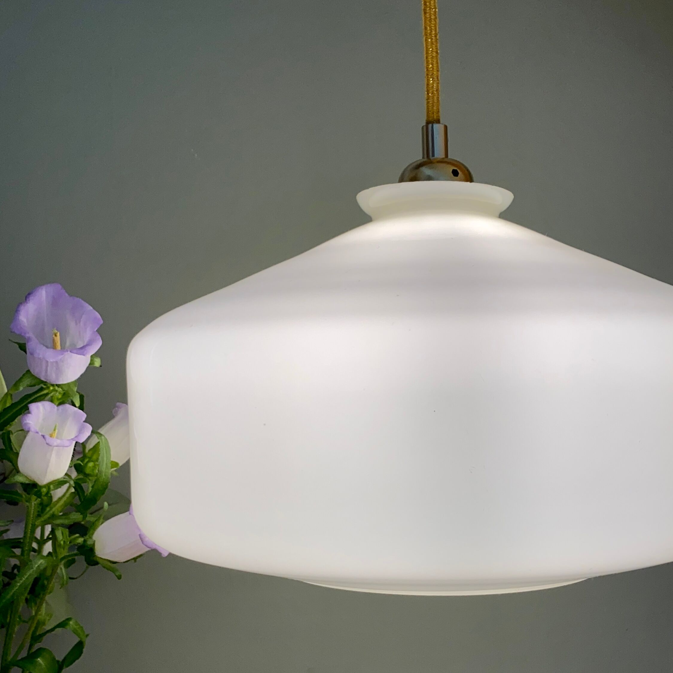 Vintage shade pendant lamp in white opaline