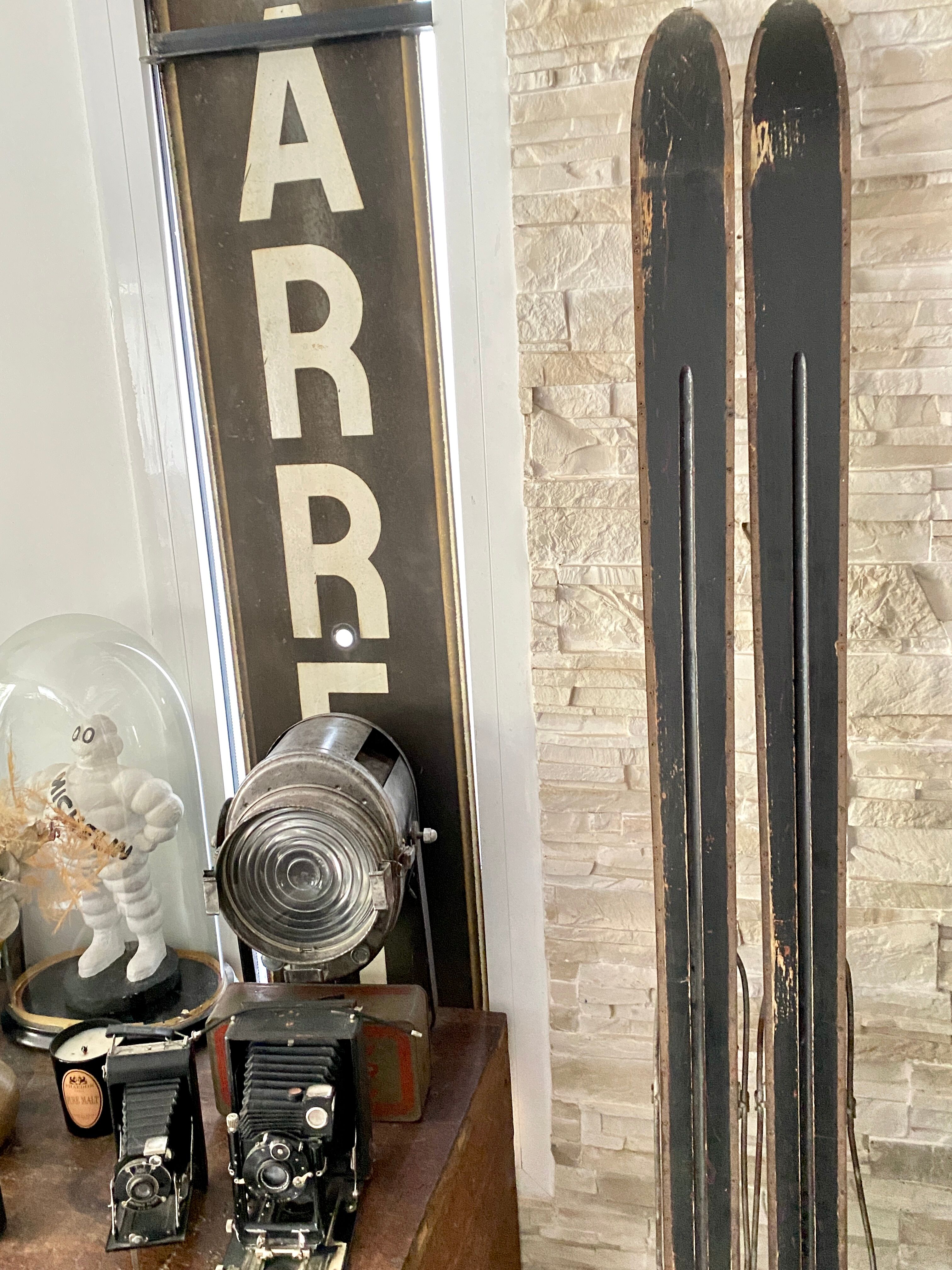 Paire de ski vintage en bois