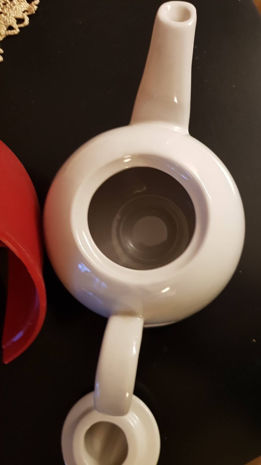 Porcelain teapot with thermal lid