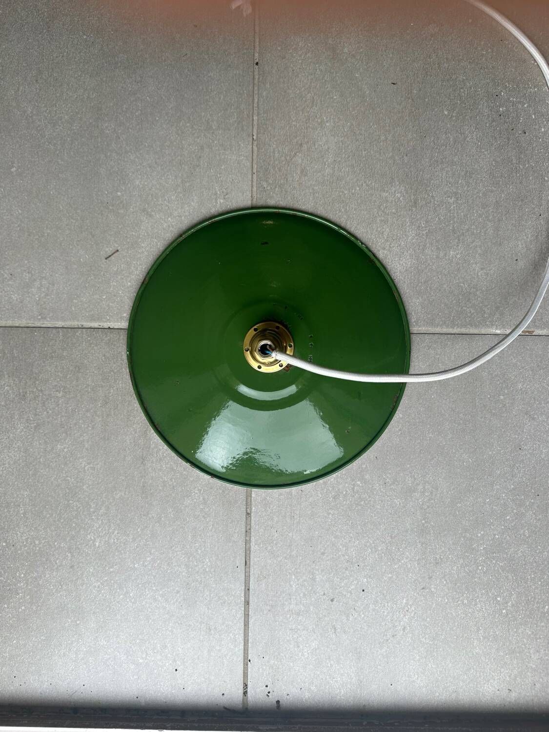 Vintage lampshade in green and white enamelled sheet metal with LED electricity