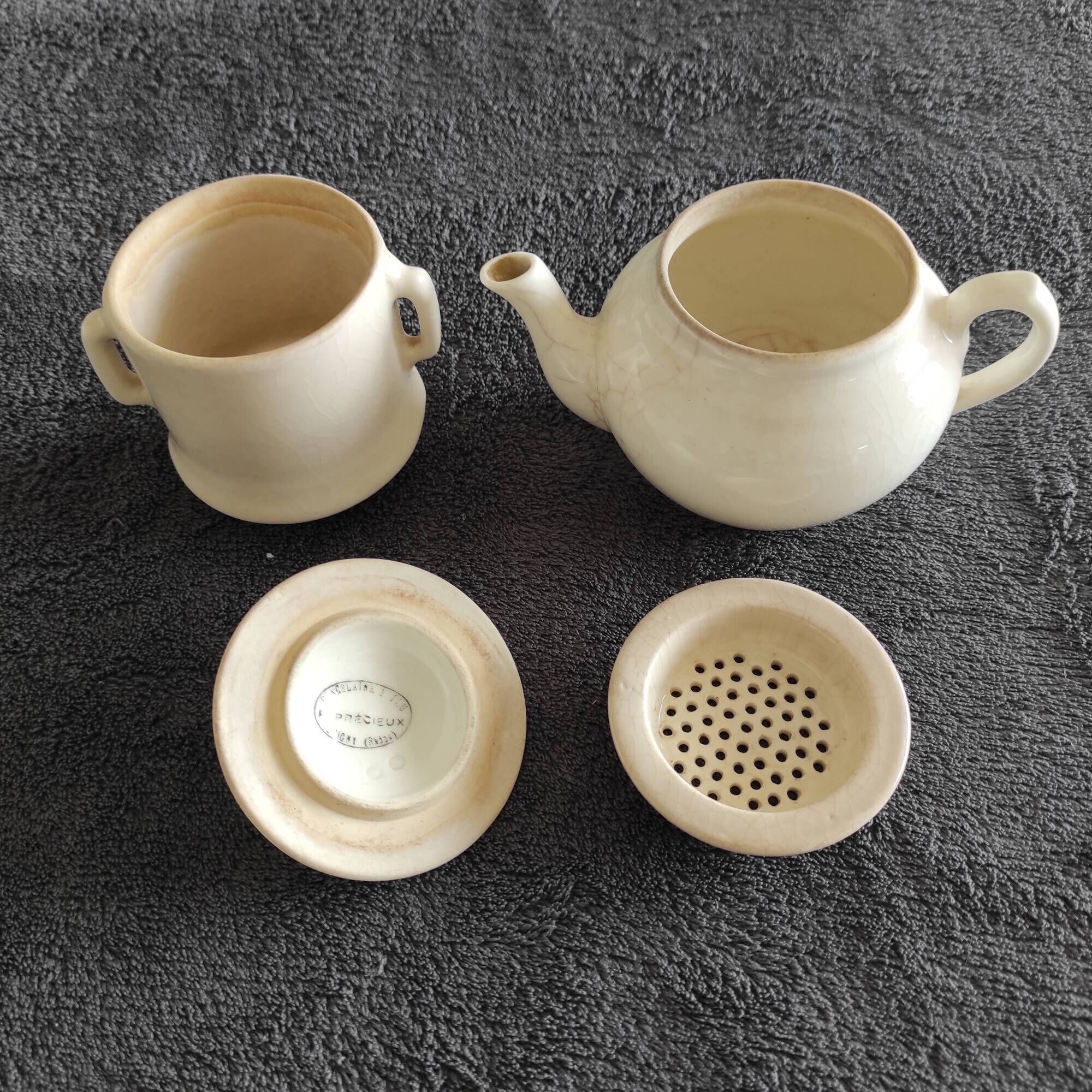 White teapot with filters old and complete p. Precious in Grigny