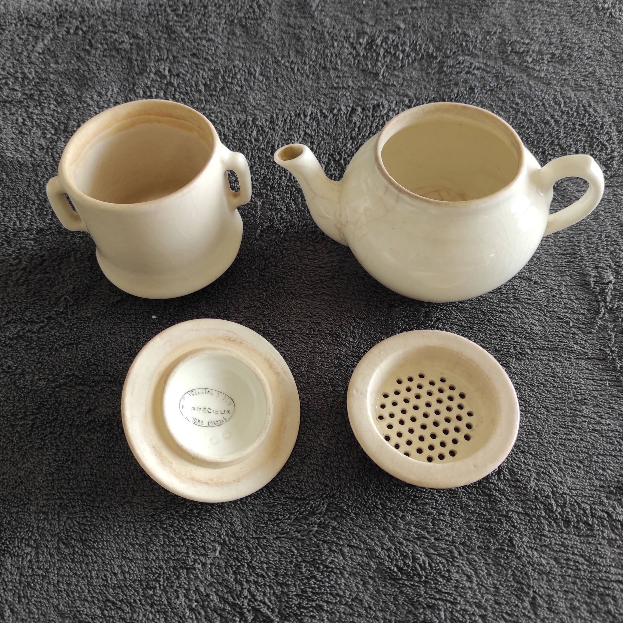 White teapot with filters old and complete p. Precious in Grigny