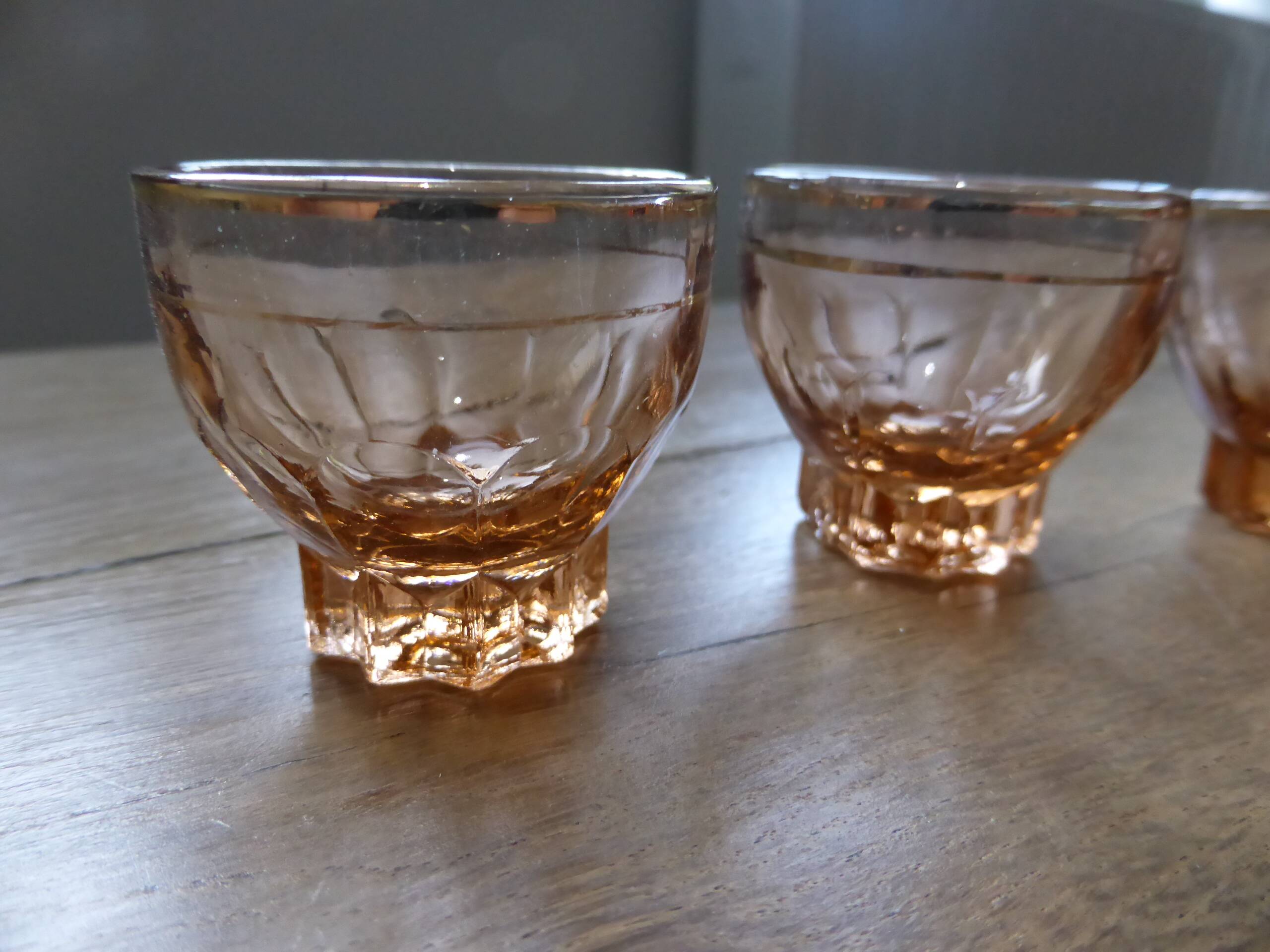 Carafe and 5 pink glass liqueur glasses with a gold rim 2008123