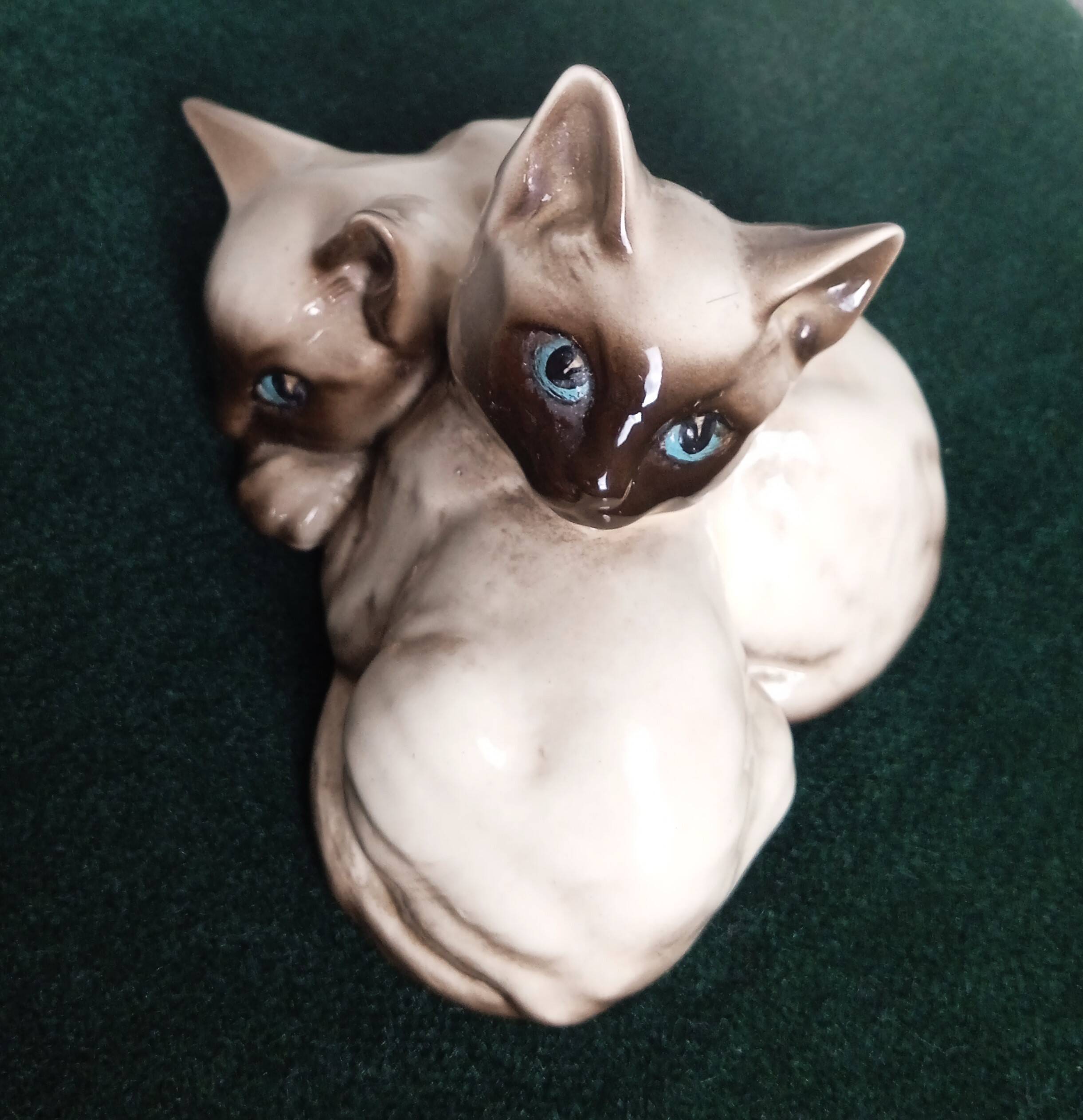 Pair of Siamese kittens in English porcelain from Beswick
