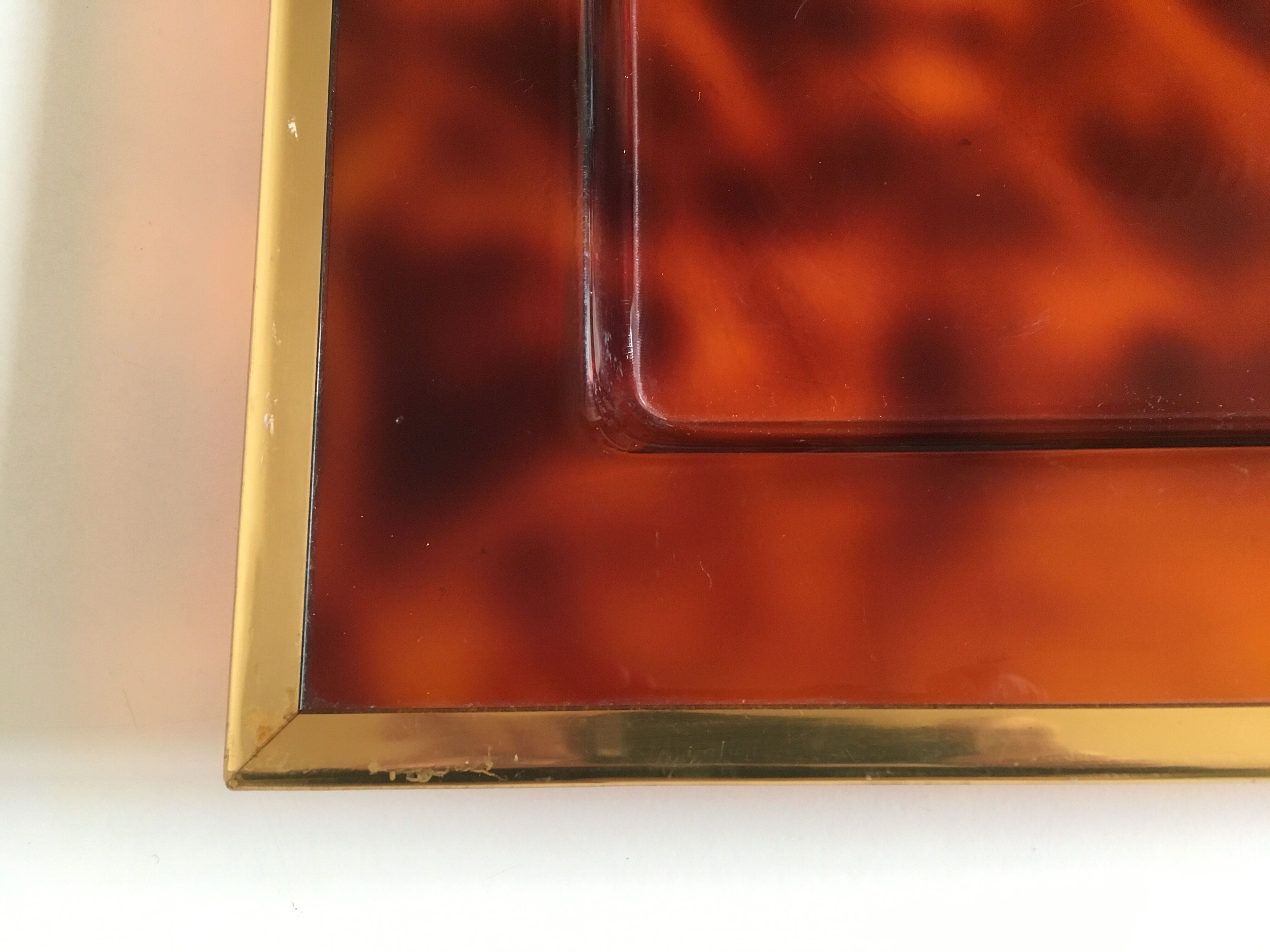 Plateau XL en lucite écaille 70s Pompidou era