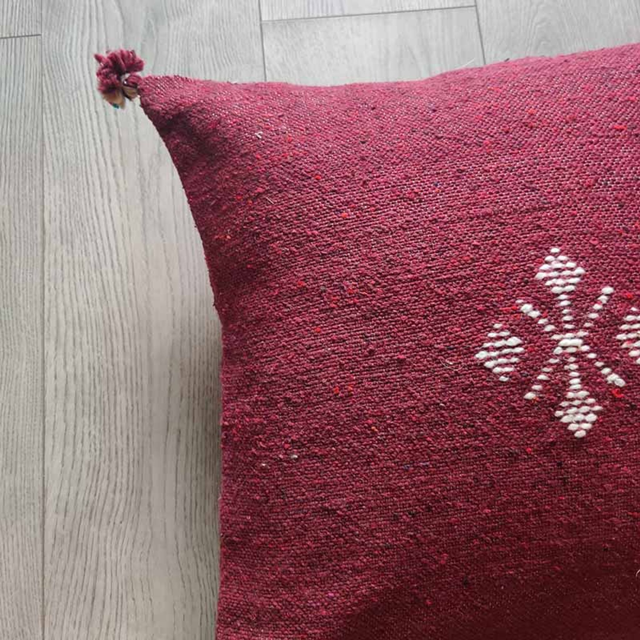 Coussin marocain bordeaux à pompon en coton