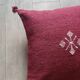 Coussin marocain bordeaux à pompon en coton