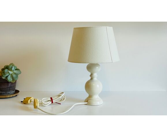 Lampe vintage en bois laquée blanc