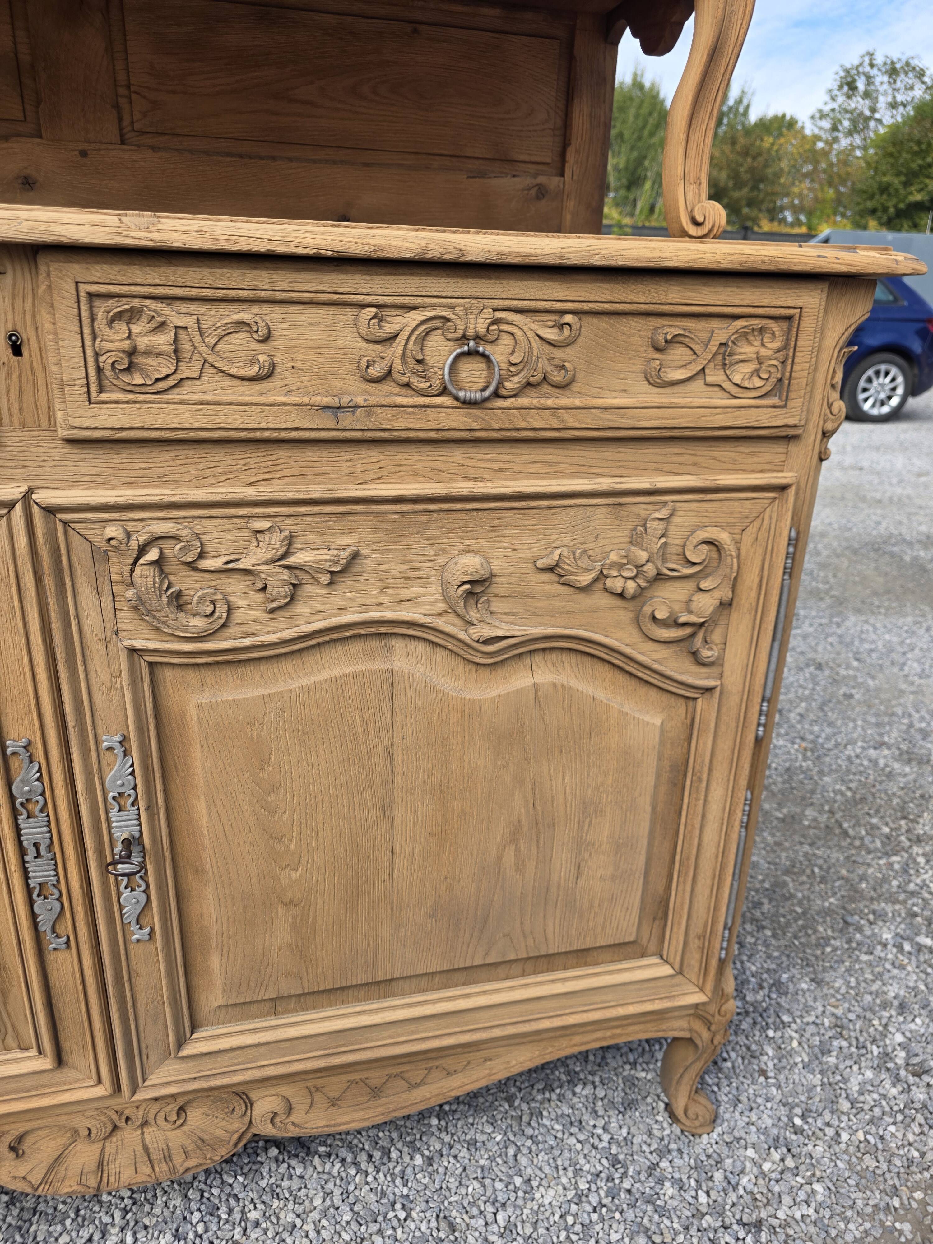 Buffet deux corps style Louis XV en chêne du XIXè