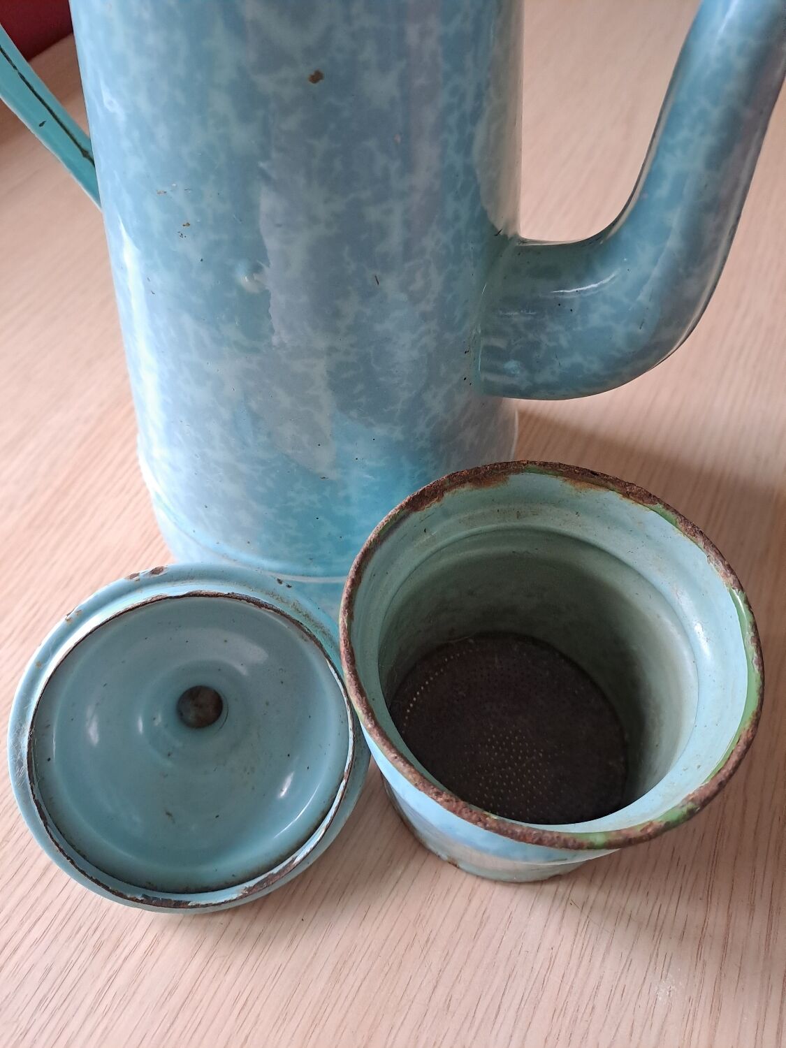 Green enamelled sheet metal coffee maker