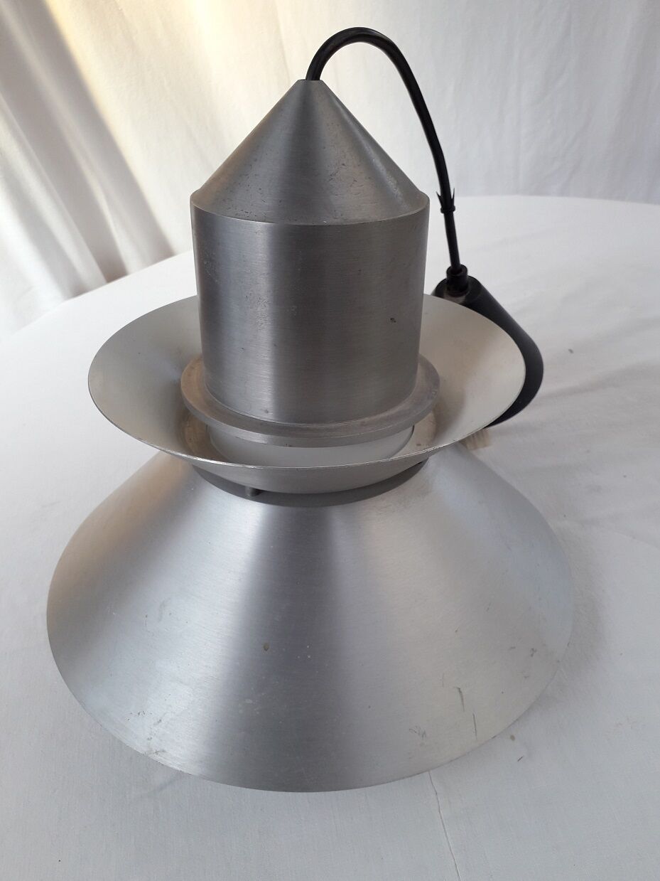 Metal and opaline suspension