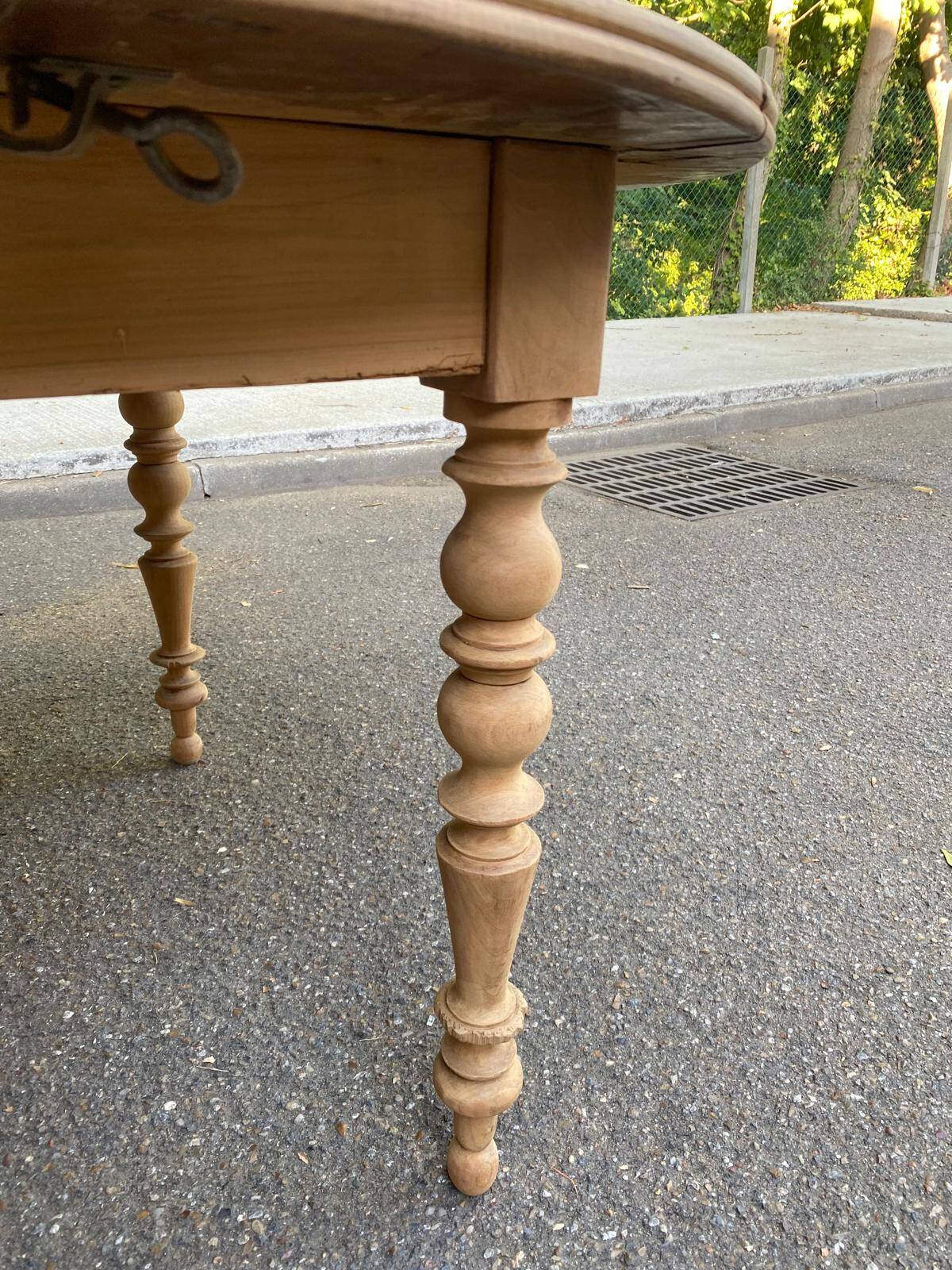 Table à manger ronde extensible à volets décapée en noyer brut 2 rallonges