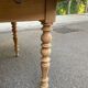 Table à manger ronde extensible à volets décapée en noyer brut 2 rallonges