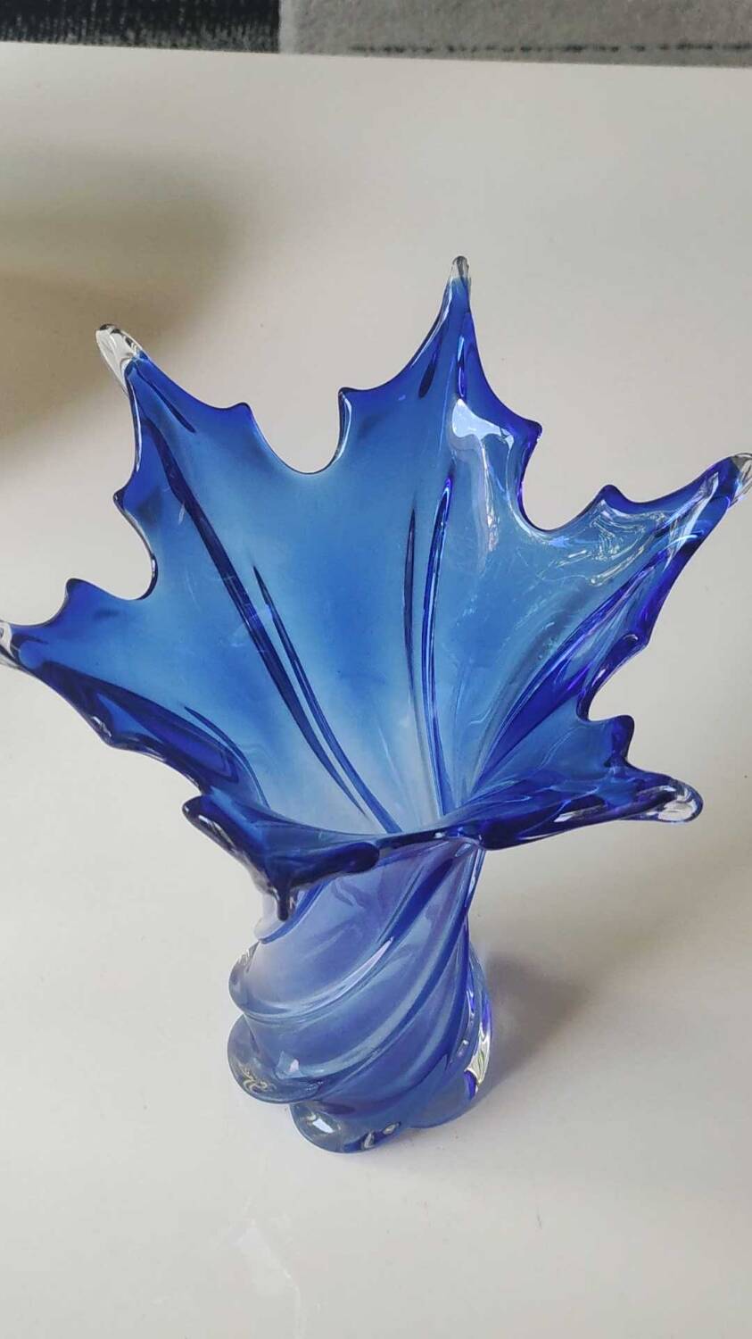Large murano vase in blown art glass, cobalt blue. star shape. dim 30 x 22 cm