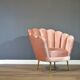 Fauteuil pétale Art déco en velours rose poudré et pattes en laiton