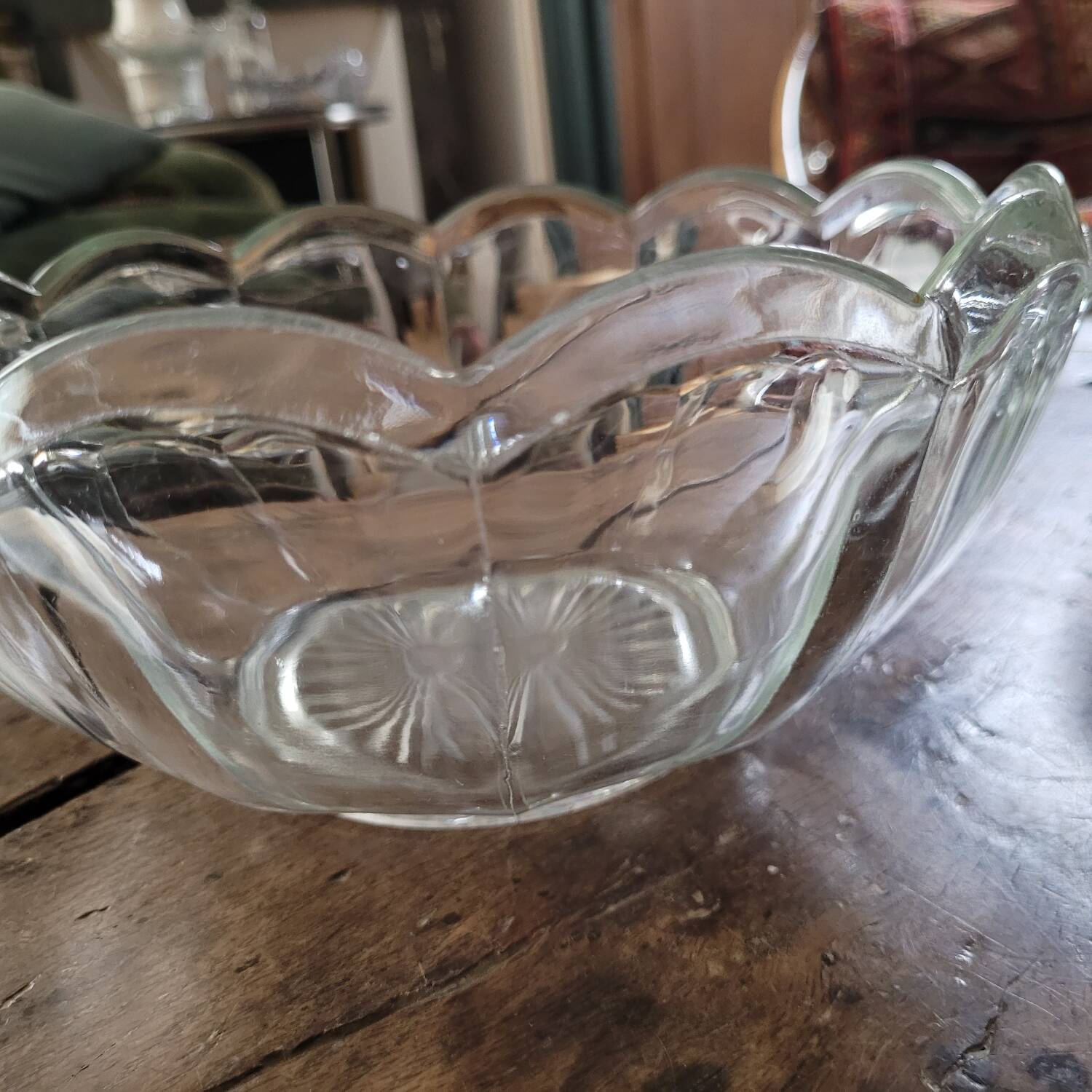 Trio of molded glass salad bowls – floral shape Ø 18/20/23 cm