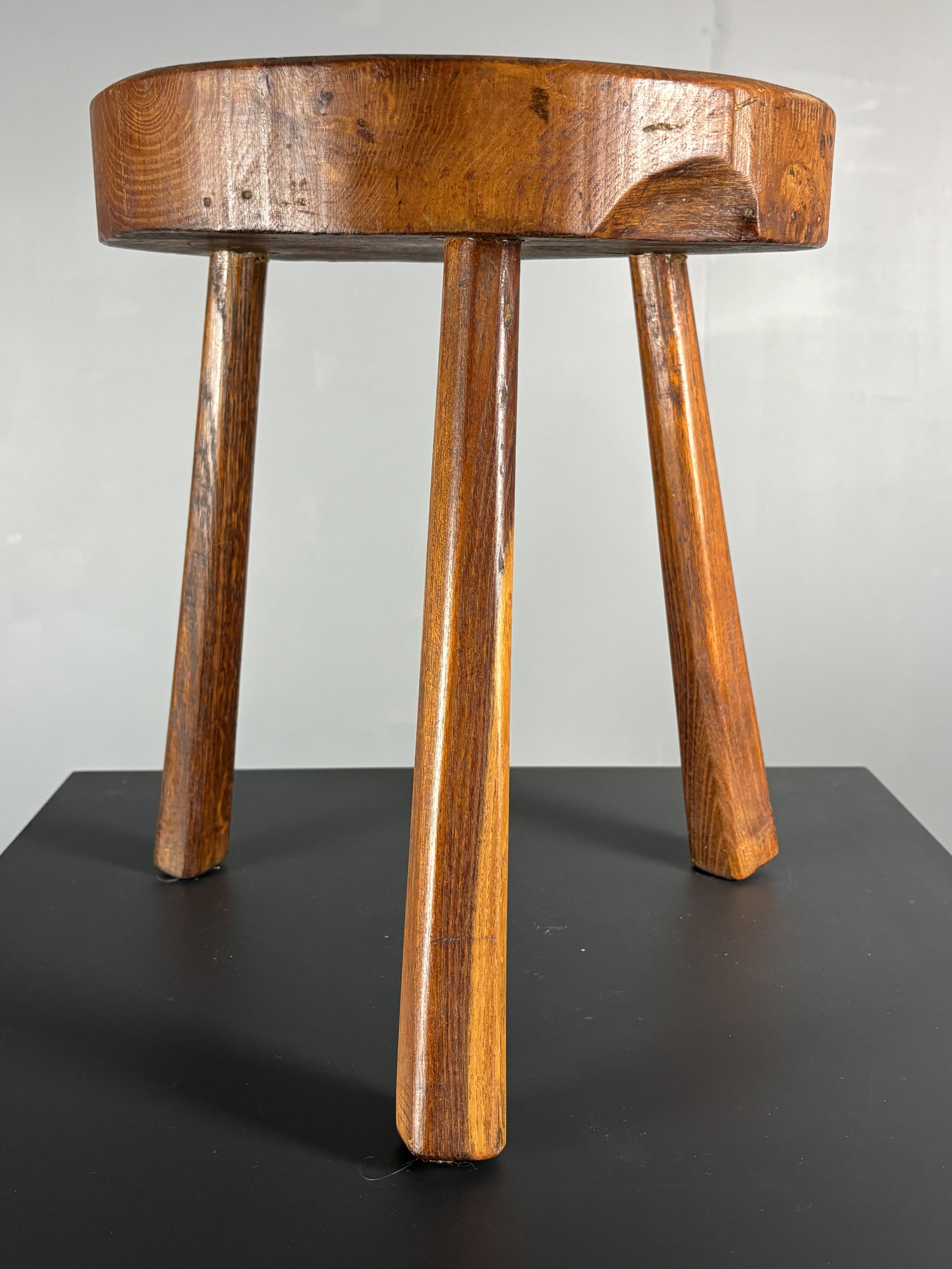 Tabouret de ferme rustique français massif de style brutaliste des années 1950