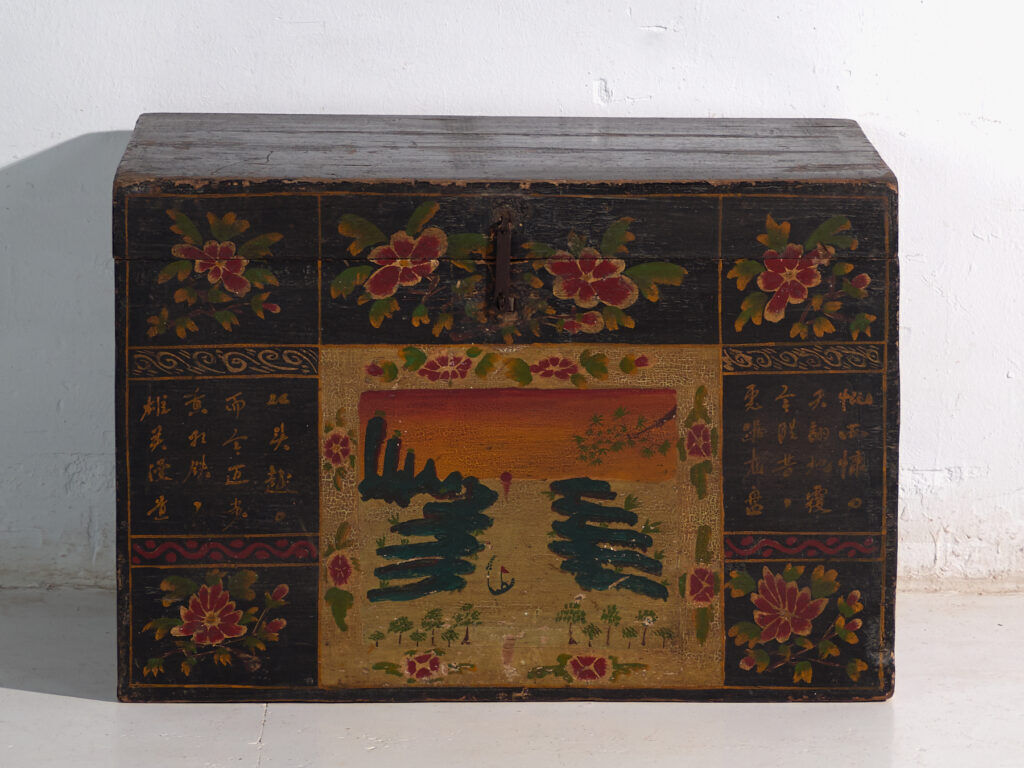 Coffre ancien peint en bois de pin – Chine, vers 1900