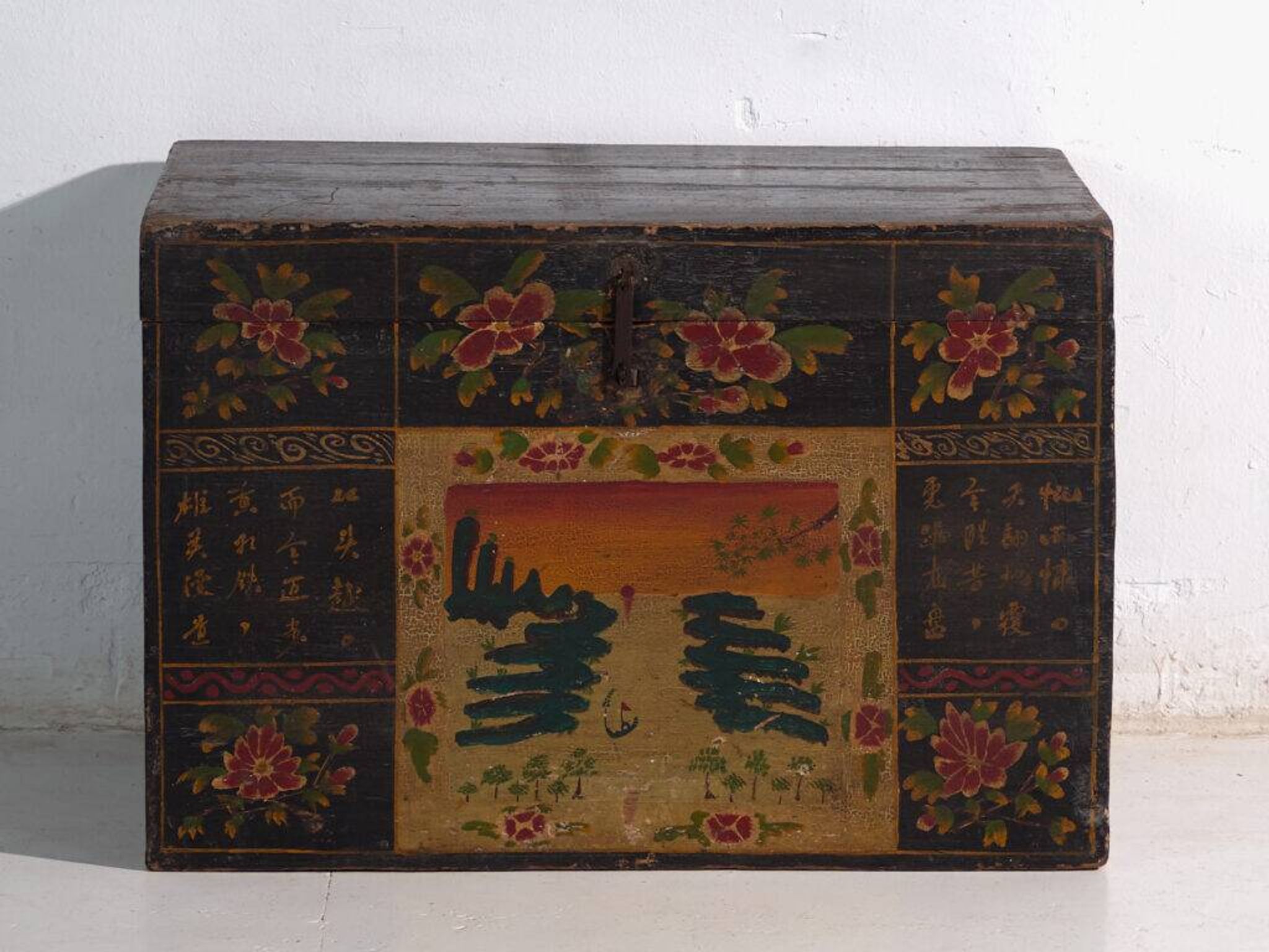 Coffre ancien peint en bois de pin – Chine, vers 1900