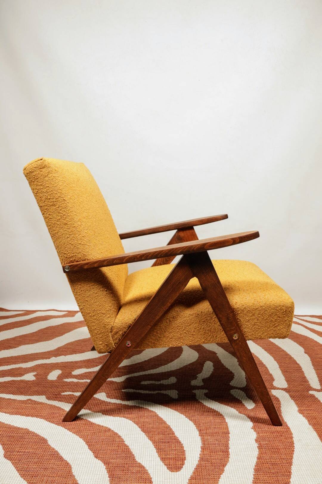 Fauteuil Mid-Century en bois de couleur jaune avec boucle au design scandinave