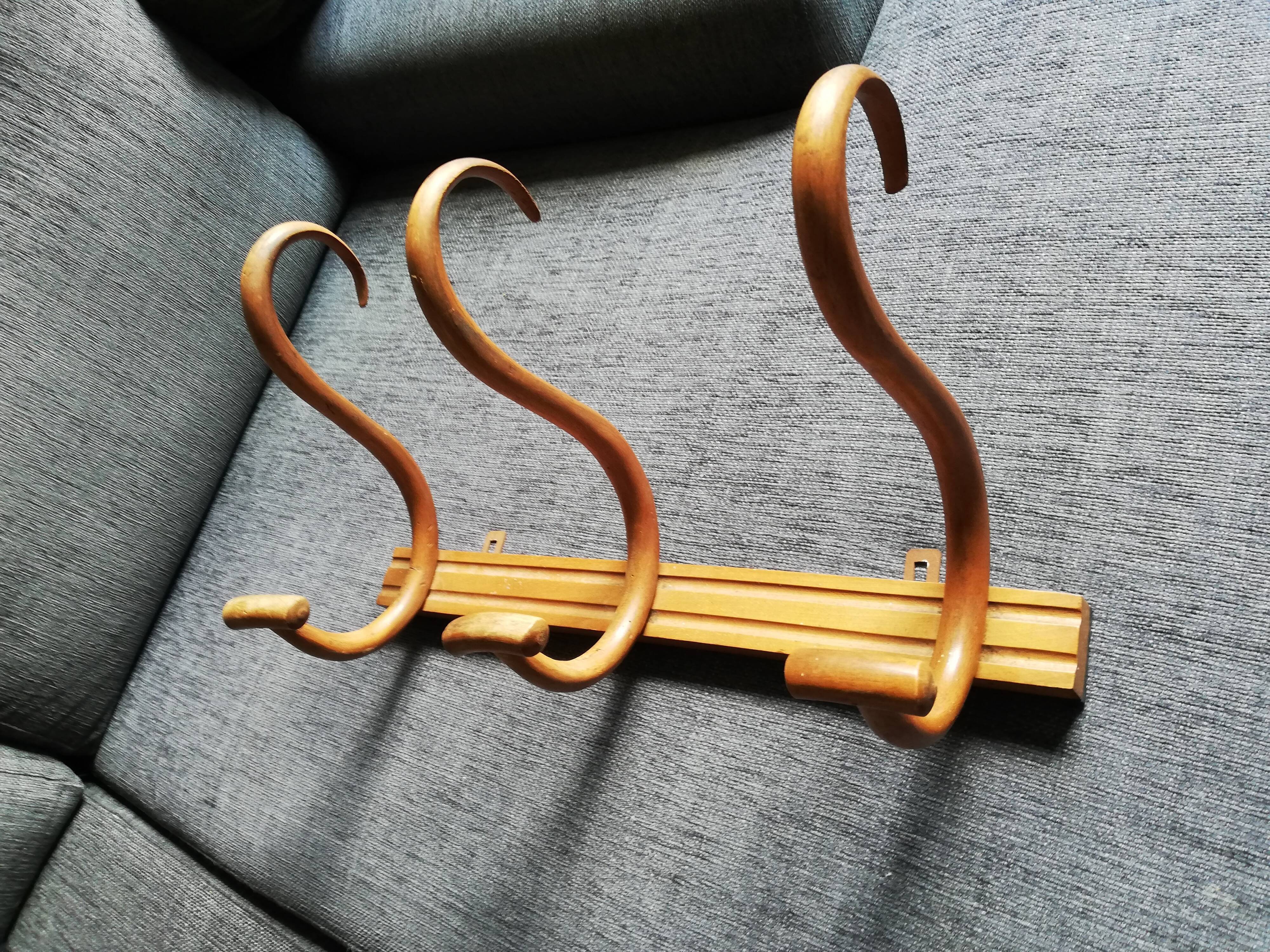 Door cloak coats curved wood patères