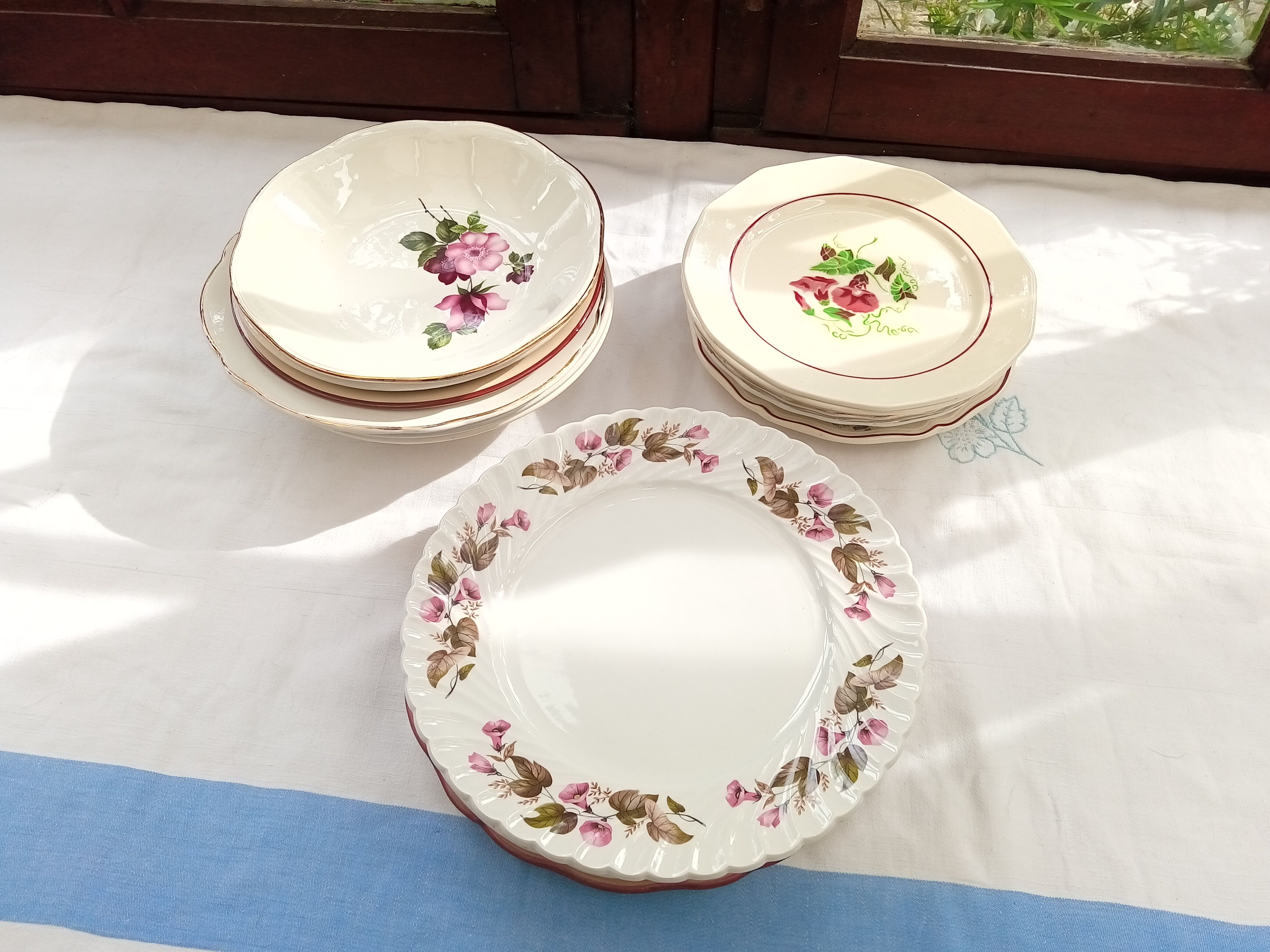 Assorted 18 old flower plates