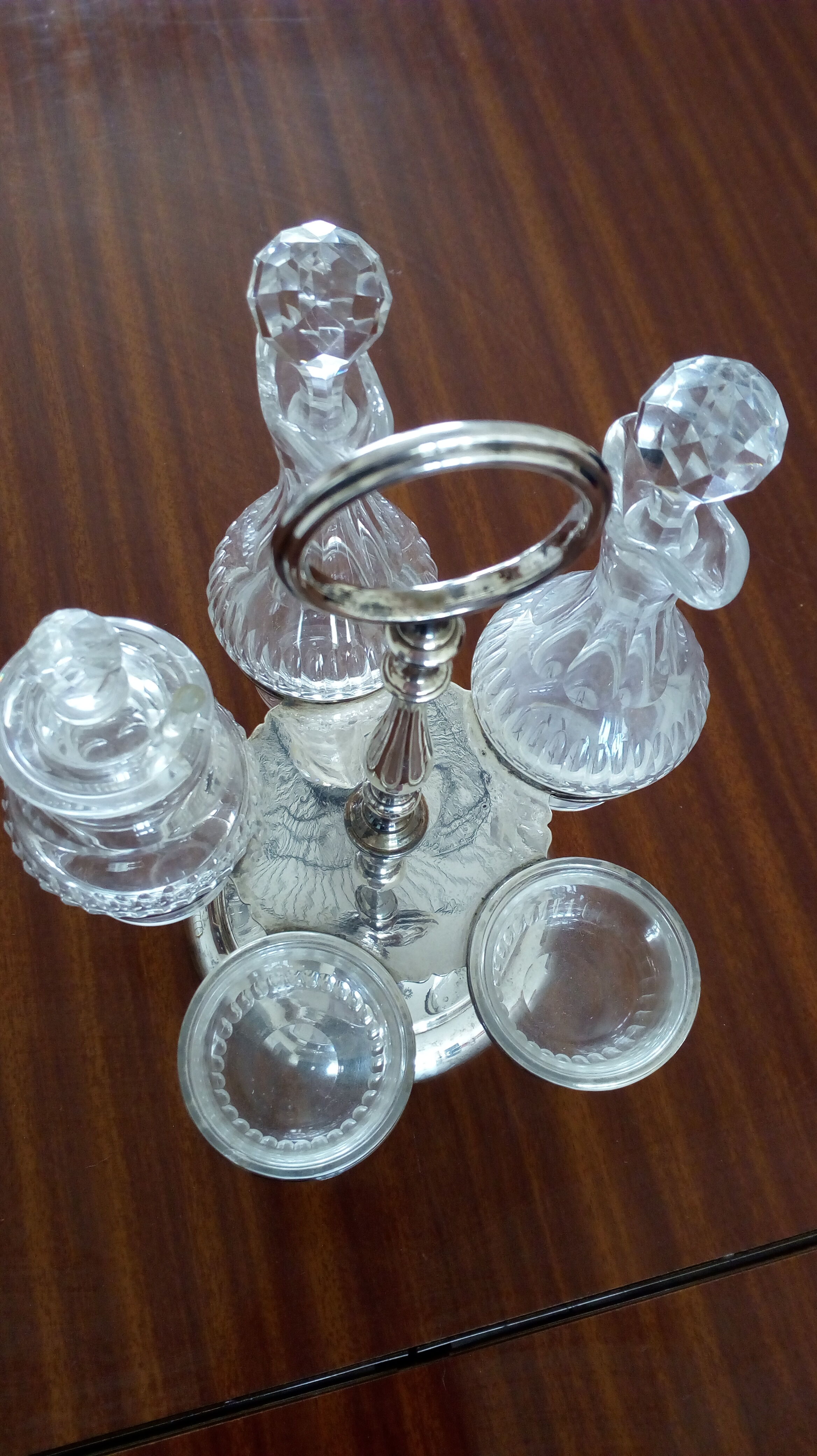 Oil and wine servant