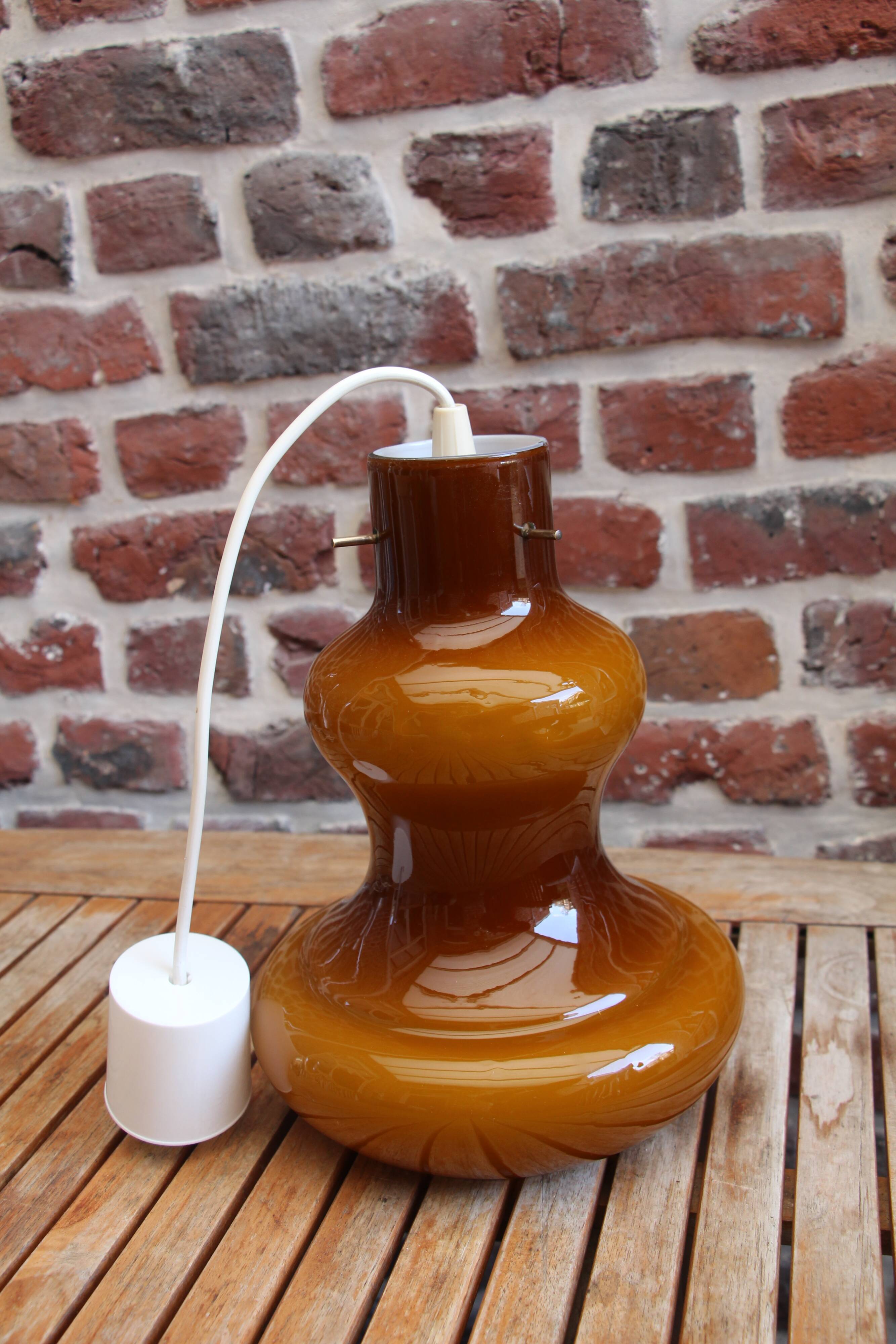 Suspension vintage en opaline marron-caramel 60's