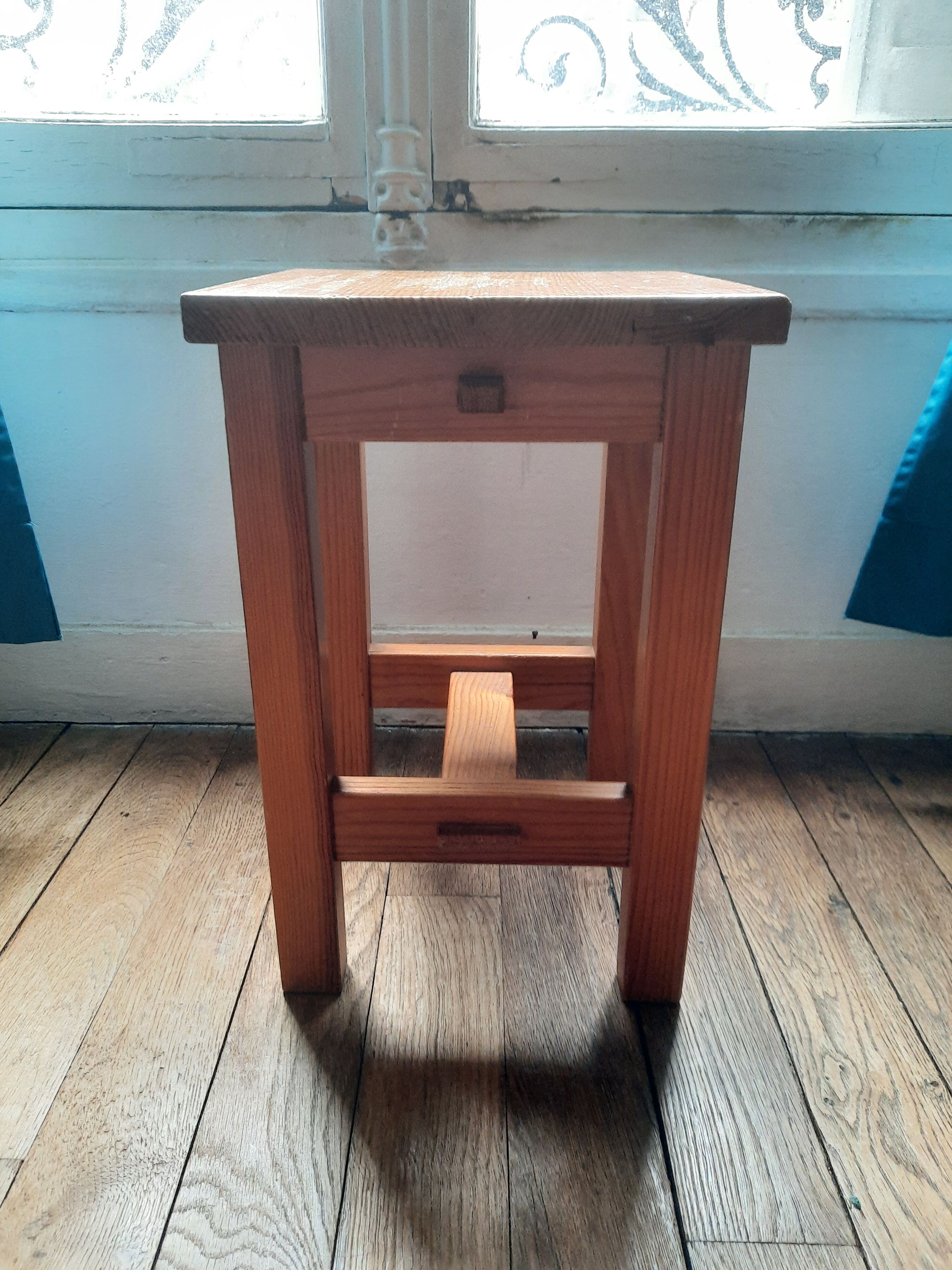 Tabouret en pin