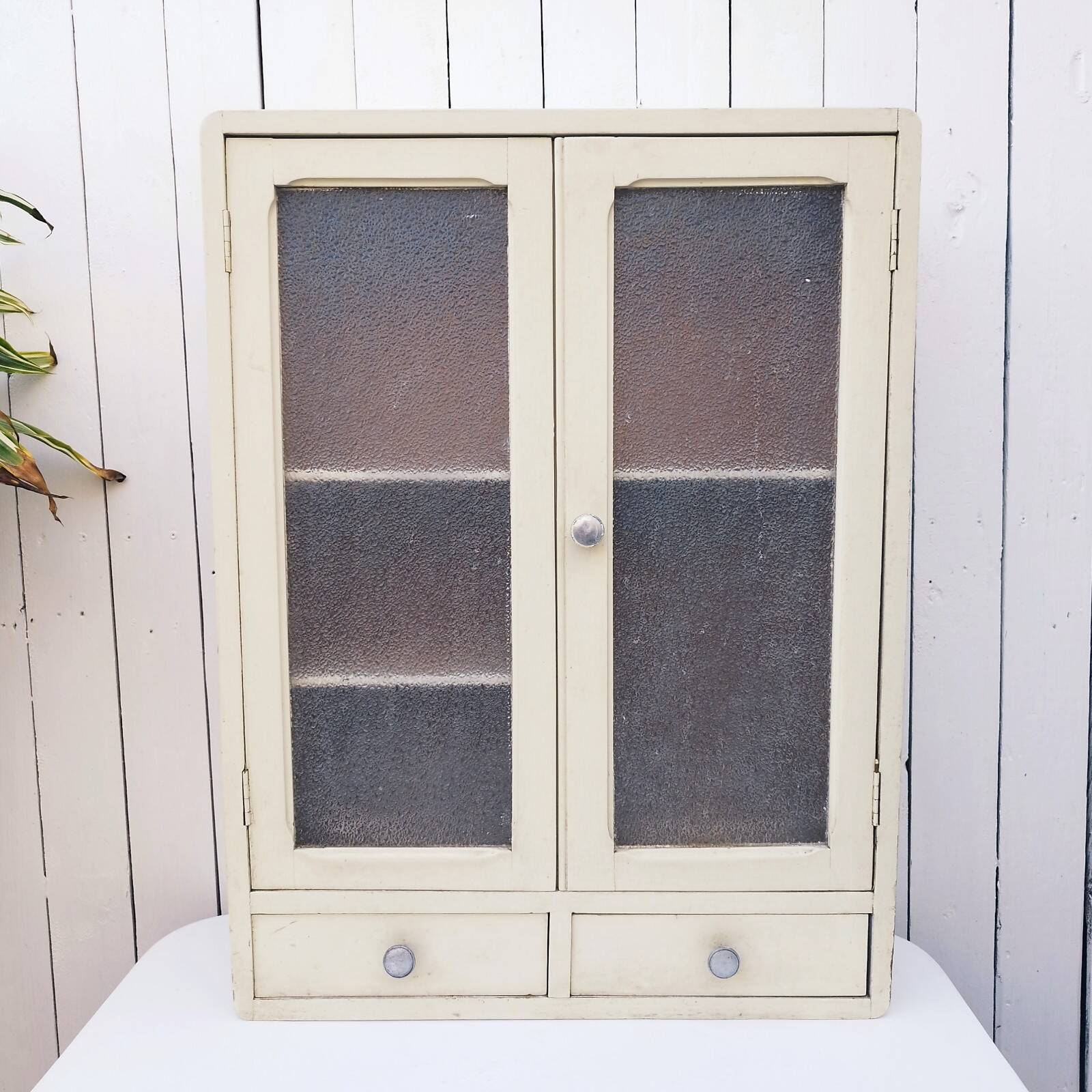 Meuble vitrine murale armoire en bois  50’s