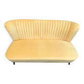 Canapé club jaune velours, années 1950-60, cadre et pieds en hêtre massif